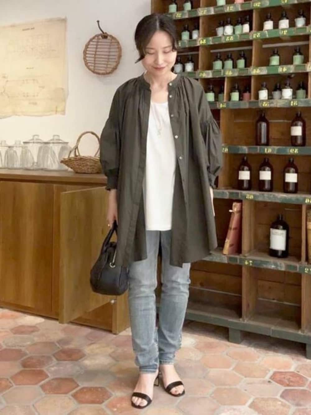 「ゆったり、体型カバー、ビアズリー、BEARDSLEY」｜「BEARDSLEYのトリプルシャーリングシャツ（シャツ/ブラウス、グレー系）」を使った、BEARDSLEYさん（レディース・158cm）の春コーディネートの1枚目の写真