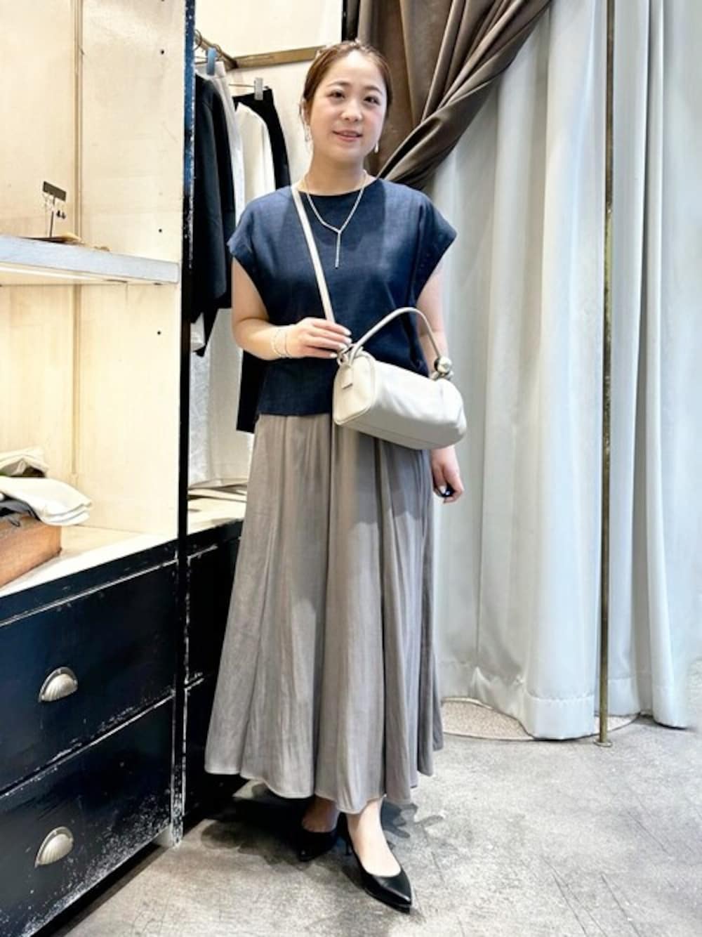 「ゆったり、体型カバー、ビアズリー、BEARDSLEY」｜「BEARDSLEYのショートベスト（シャツ/ブラウス、グレー系）」を使った、BEARDSLEYさん（レディース・153cm）の春コーディネートの1枚目の写真