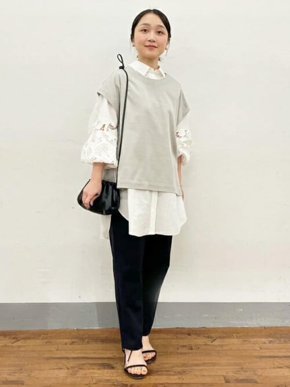 グレー系のシャツ/ブラウス、ホワイト系のシャツ/ブラウス、ブラック系のその他パンツを着用したレディースの春コーディネートの1枚目の写真