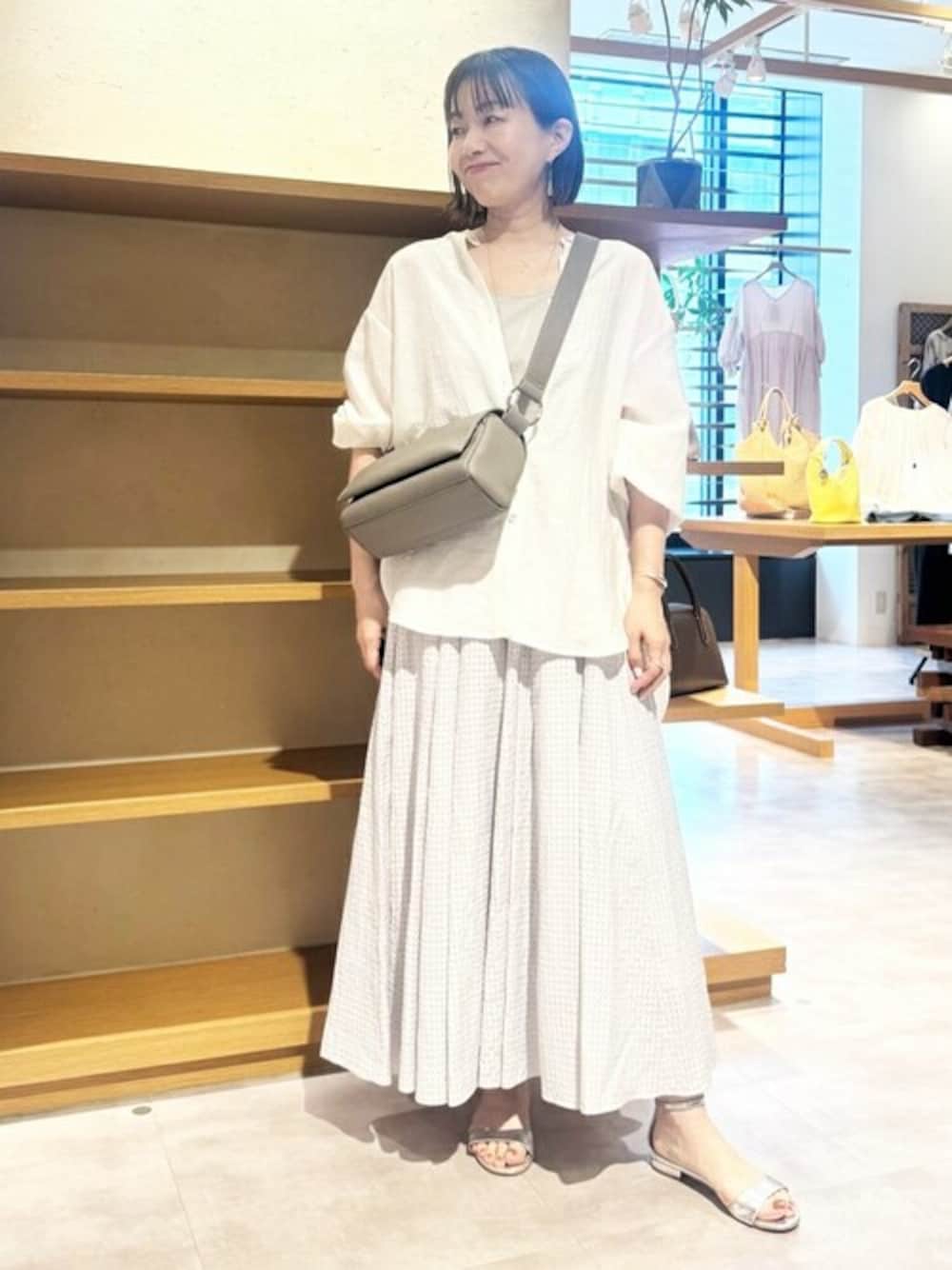 「ゆったり、体型カバー、ビアズリー、BEARDSLEY」｜「BEARDSLEYの麻混オーバーシャツ（シャツ/ブラウス、ホワイト系）」を使った、BEARDSLEYさん（レディース・160cm）の春コーディネートの1枚目の写真