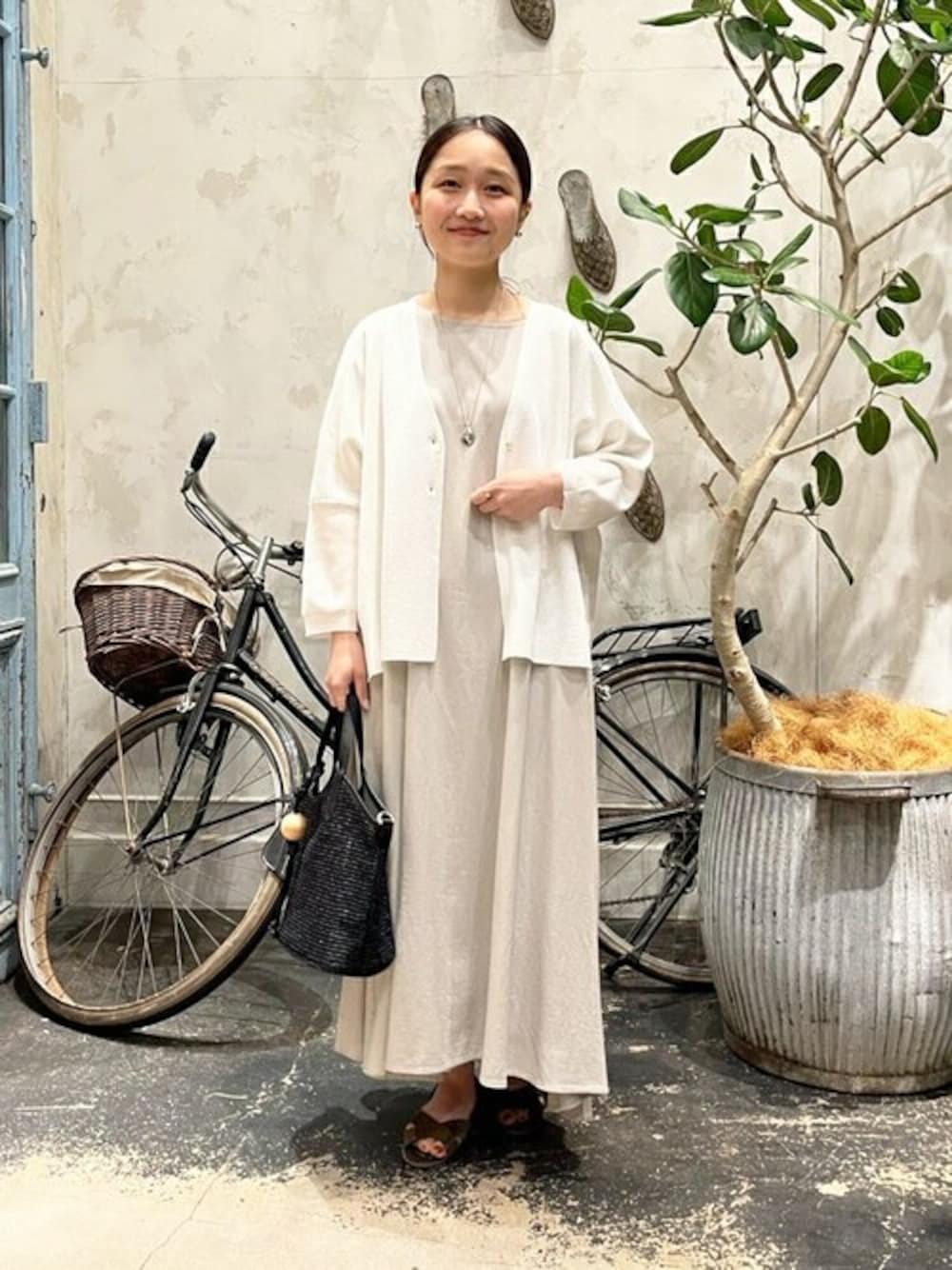 「ゆったり、体型カバー、ビアズリー、BEARDSLEY」｜「BEARDSLEYの《完売カラー追加検討中》サラッとカーディガン（カーディガン/ボレロ、ホワイト系）」を使った、BEARDSLEYさん（レディース・149cm）の春コーディネートの1枚目の写真