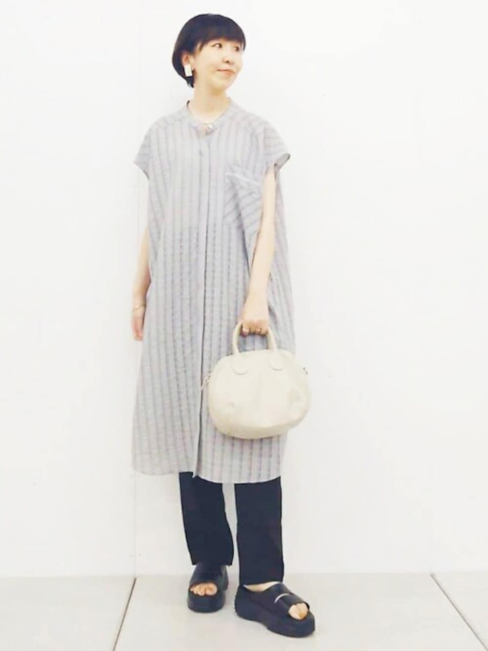 「ゆったり、体型カバー、ビアズリー、BEARDSLEY」｜「BEARDSLEYのシアーランダムチェックシャツワンピ（ワンピース、グレー系）」を使った、BEARDSLEYさん（レディース・164cm）の春コーディネートの1枚目の写真