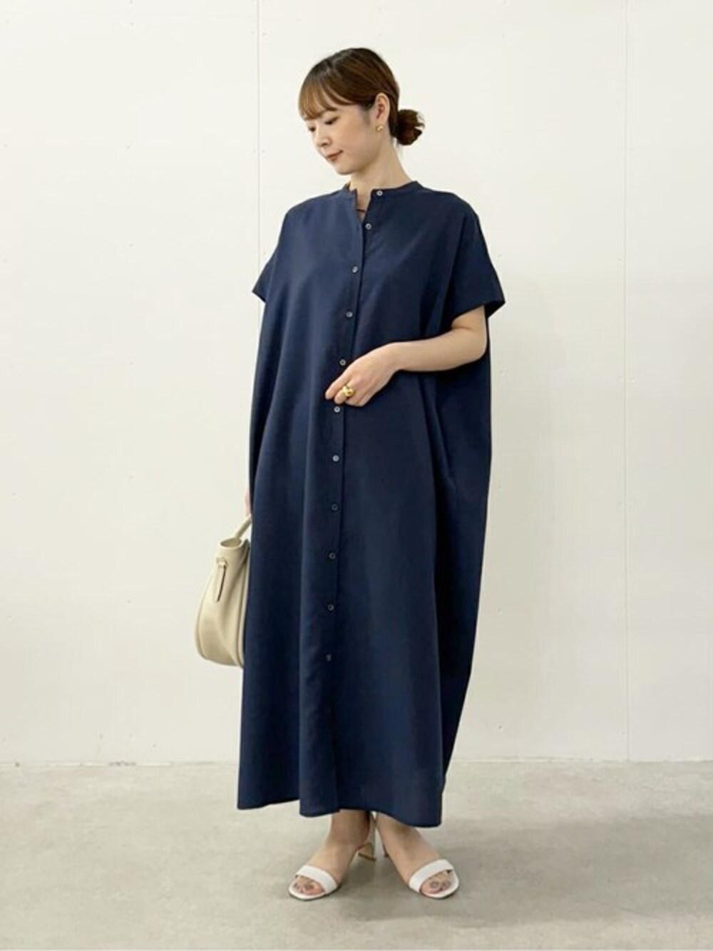 ブルー系のワンピース、ゴールド系のピアス(両耳用)、ゴールド系のリングを着用したレディースの春コーディネートの1枚目の写真