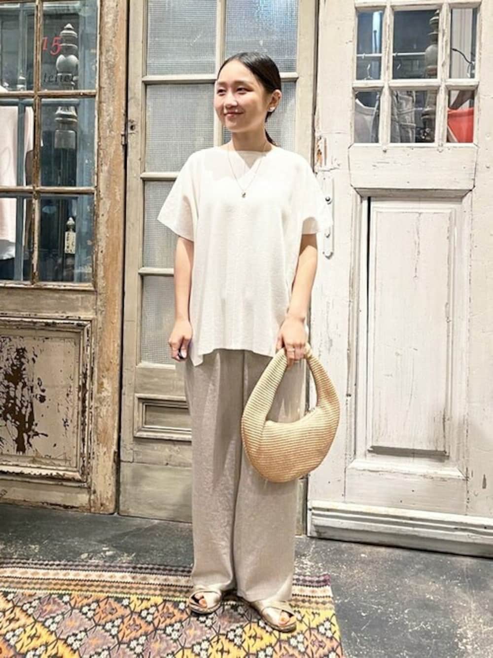 「ゆったり、体型カバー、ビアズリー、BEARDSLEY」｜「BEARDSLEYの《完売カラー追加検討中》フレンチサラットプルオーバー（ニット/セーター、ホワイト系）」を使った、BEARDSLEYさん（レディース・149cm）の春コーディネートの1枚目の写真