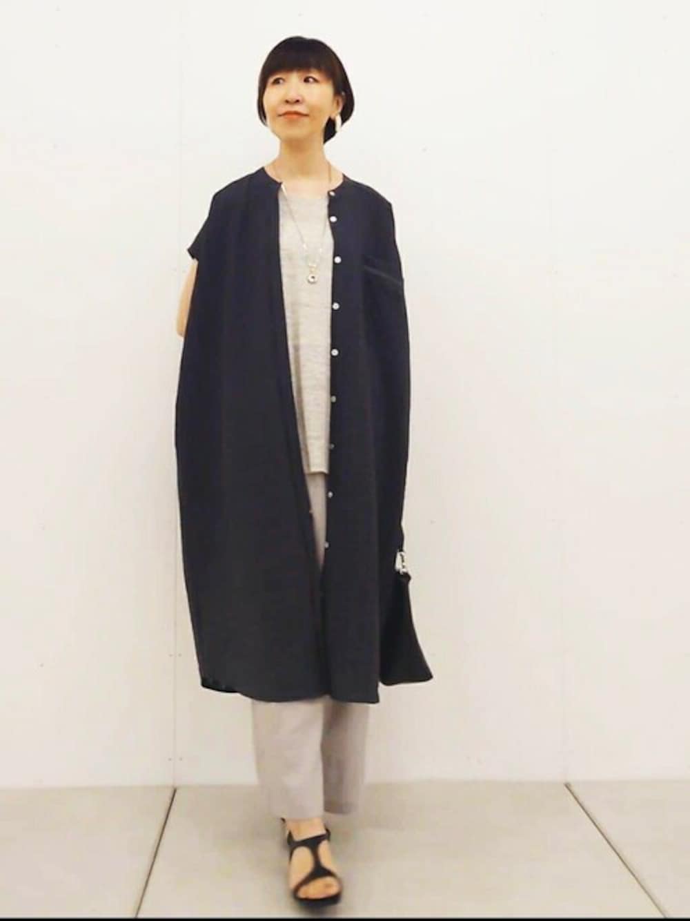 グレー系のワンピース、グレー系のタンクトップ、グレー系のその他パンツを着用したレディースの春コーディネートの1枚目の写真