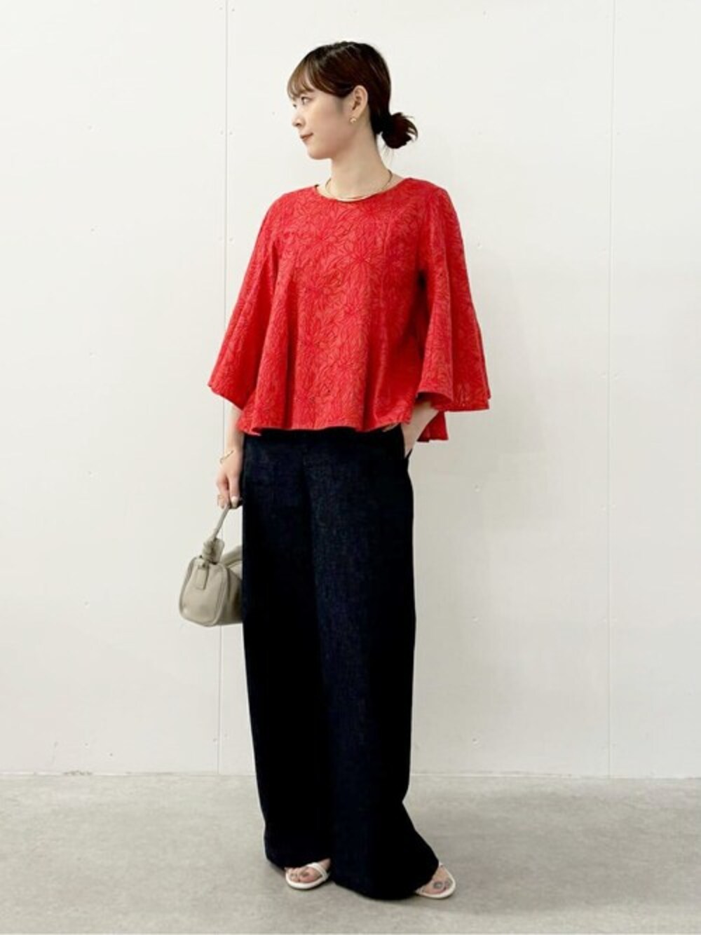 レッド系のシャツ/ブラウス、ブルー系のその他パンツ、ゴールド系のピアス(両耳用)を着用したレディースの春コーディネートの1枚目の写真
