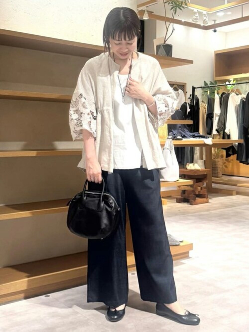 ベージュ系のその他アウター、ホワイト系のタンクトップ、ブルー系のその他パンツを着用したレディースの春コーディネートの1枚目の写真