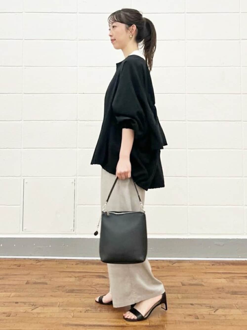 ブラック系のブルゾン、ホワイト系のシャツ/ブラウス、グレー系のその他パンツを着用したレディースの春コーディネートの1枚目の写真