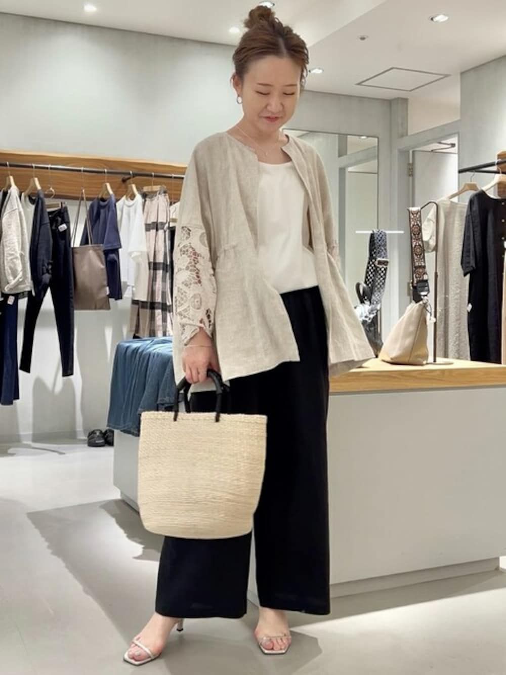 「ゆったり、体型カバー、ビアズリー、BEARDSLEY」｜「BEARDSLEYの袖レースリネン羽織（その他アウター、ベージュ系）」を使った、BEARDSLEYさん（レディース・153cm）の夏コーディネートの1枚目の写真