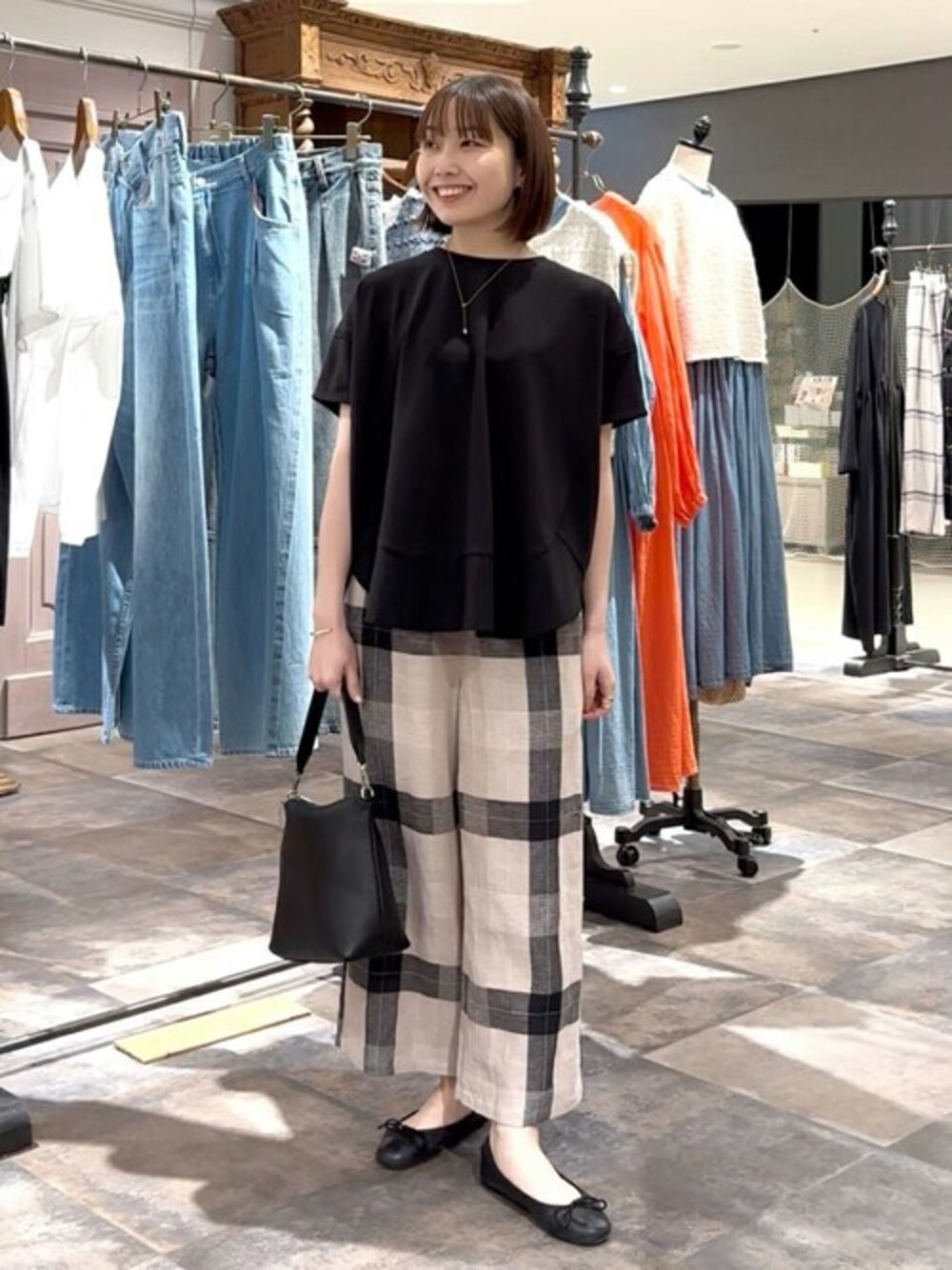 ベージュ系のその他パンツ、ブラック系のTシャツ/カットソー、ブラック系のショルダーバッグを着用したレディースの夏コーディネートの1枚目の写真