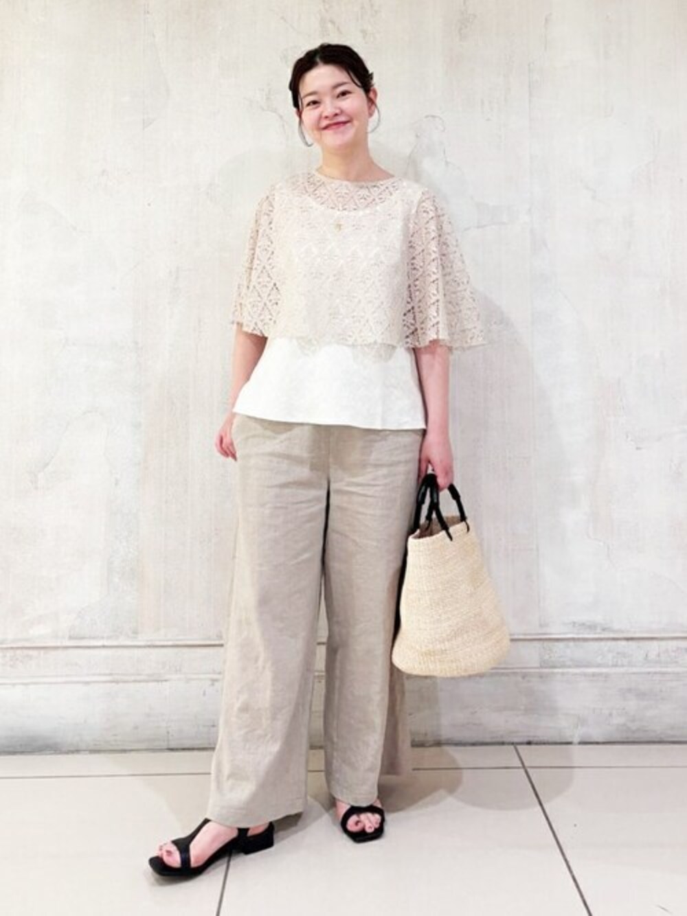 ベージュ系のシャツ/ブラウス、ホワイト系のタンクトップ、ベージュ系のその他パンツを着用したレディースの夏コーディネートの1枚目の写真