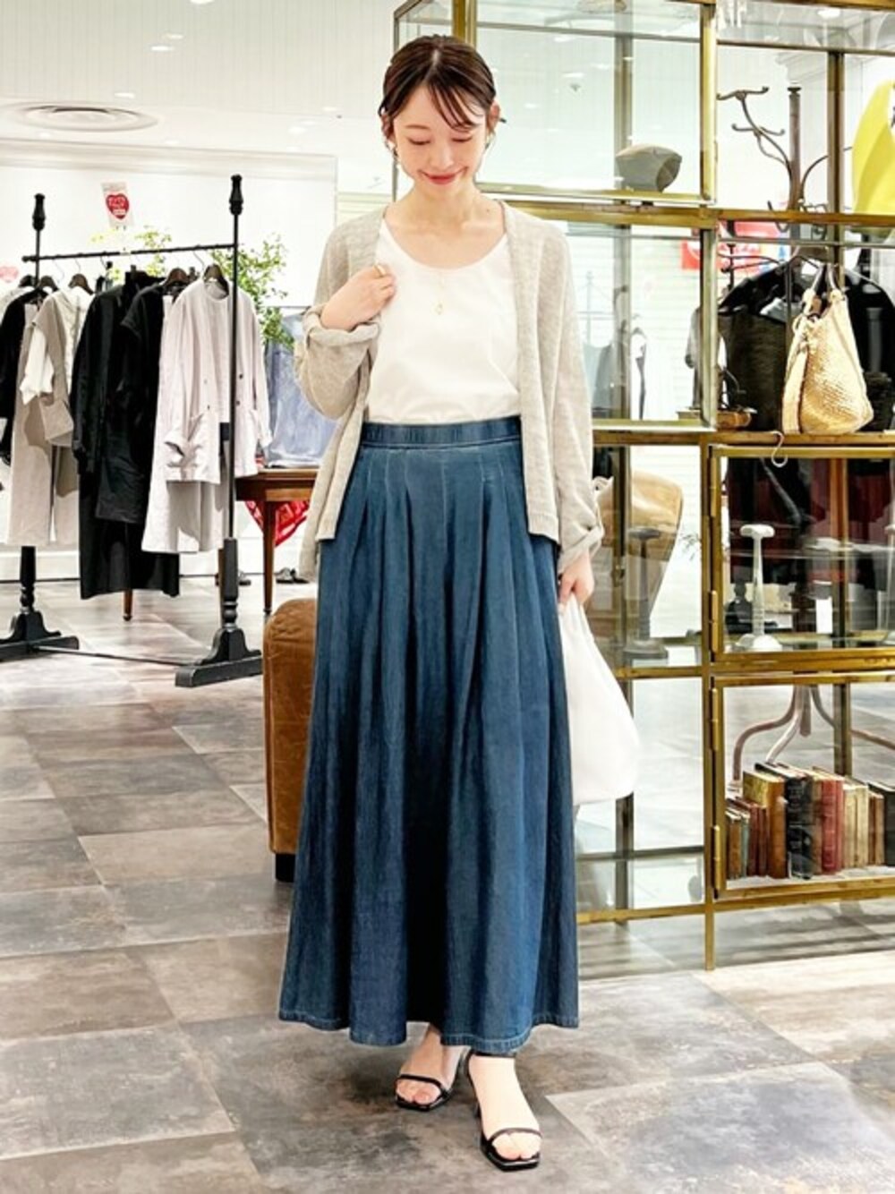 ブルー系のその他パンツ、ベージュ系のカーディガン/ボレロ、ホワイト系のタンクトップを着用したレディースの夏コーディネートの1枚目の写真