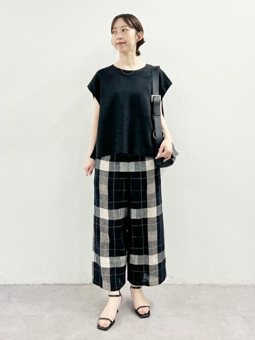 ブラック系のシャツ/ブラウス、ブラック系のその他パンツ、ブラック系のショルダーバッグを着用したレディースの夏コーディネートの1枚目の写真