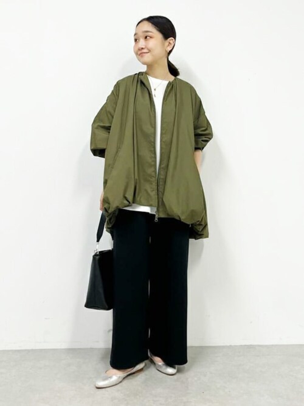 グリーン系のノーカラージャケット、ホワイト系のTシャツ/カットソー、ブラック系のその他パンツを着用したレディースの夏コーディネートの1枚目の写真