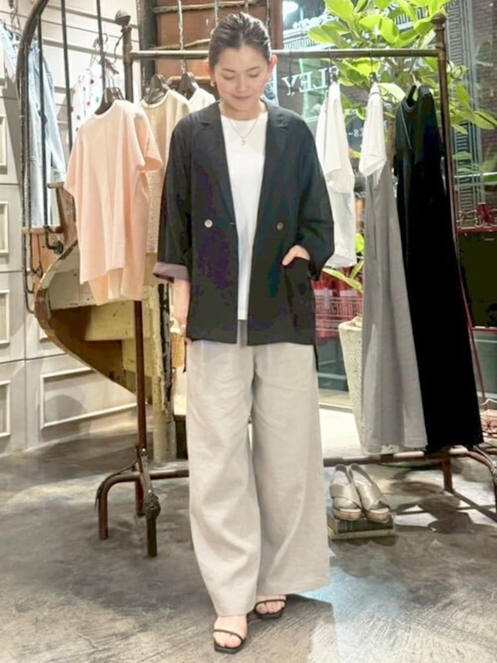 ベージュ系のその他パンツ、ホワイト系のTシャツ/カットソー、ブラック系のテーラードジャケットを着用したレディースの夏コーディネートの1枚目の写真