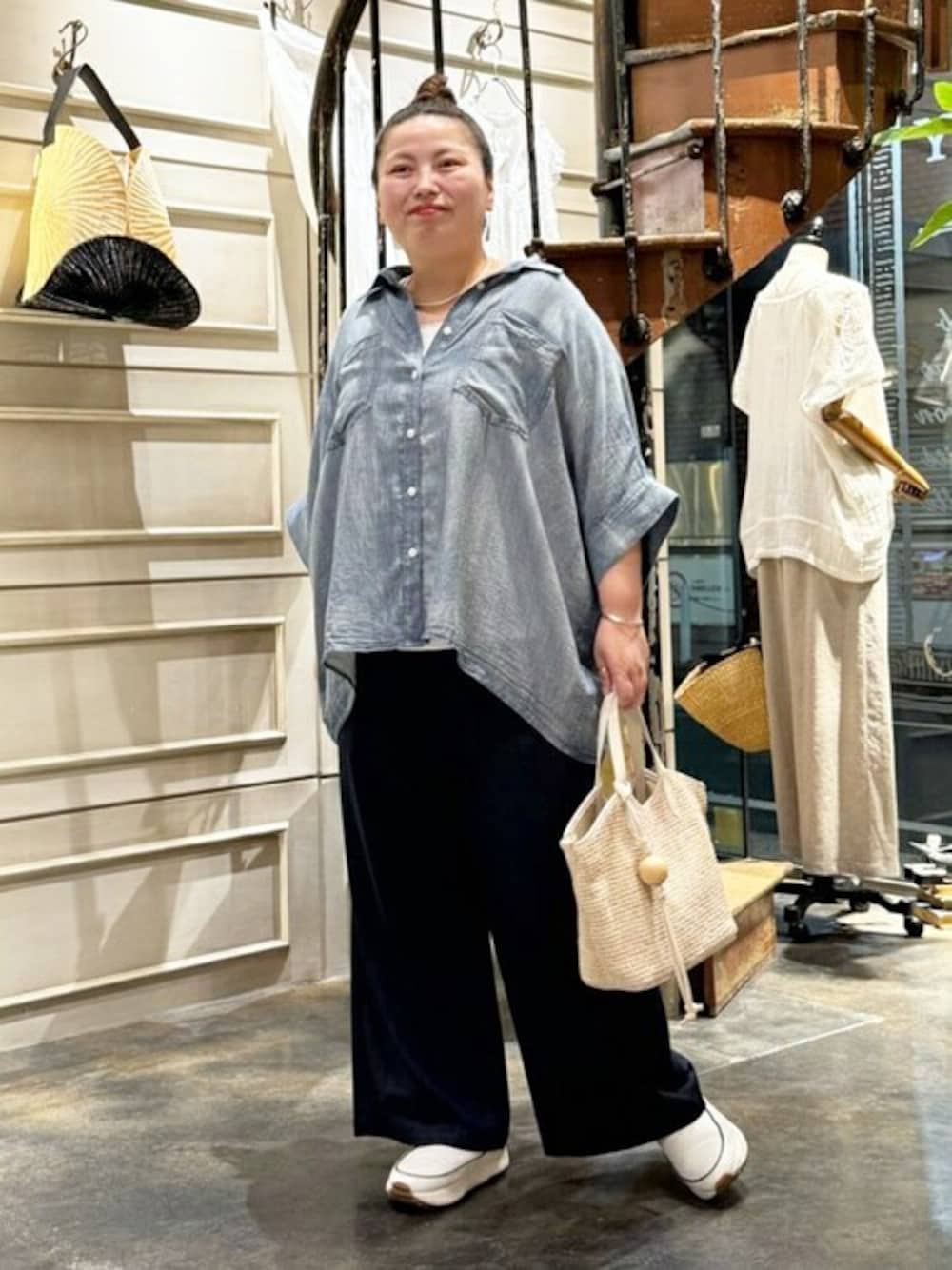 ブルー系のシャツ/ブラウス、ホワイト系のタンクトップ、ブルー系のその他パンツを着用したレディースの夏コーディネートの1枚目の写真
