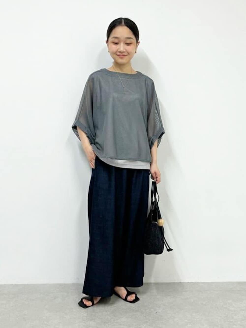 グレー系のTシャツ/カットソー、ブルー系のその他パンツ、ブラック系のトートバッグを着用したレディースの夏コーディネートの1枚目の写真