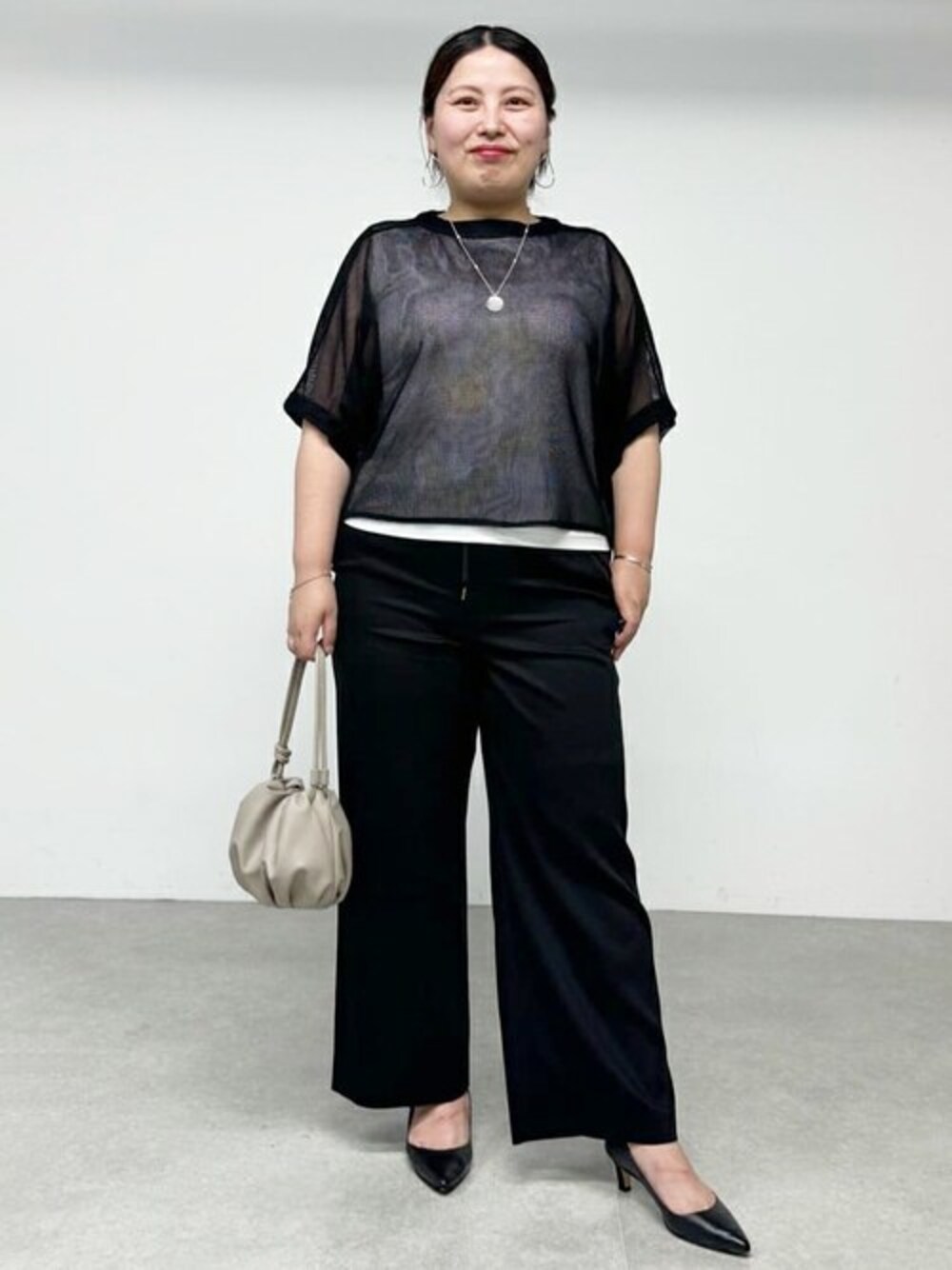 ブラック系のその他パンツ、ブラック系のTシャツ/カットソー、ベージュ系のショルダーバッグを着用したレディースの夏コーディネートの1枚目の写真