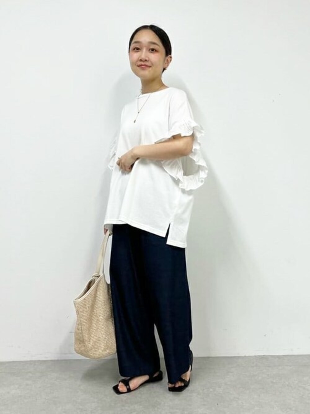 ホワイト系のTシャツ/カットソー、ブルー系のその他パンツを着用したレディースの夏コーディネートの1枚目の写真