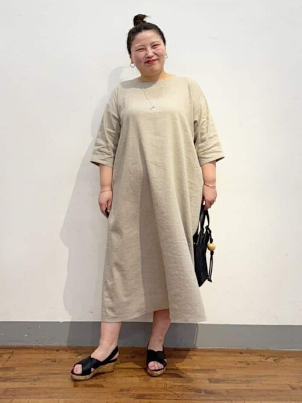 「ゆったり、体型カバー、ビアズリー、BEARDSLEY」｜「BEARDSLEYの【すぐにお届け】リネン前後ワンピース（ワンピース、ベージュ系）」を使った、BEARDSLEYさん（レディース・158cm）の夏コーディネートの1枚目の写真