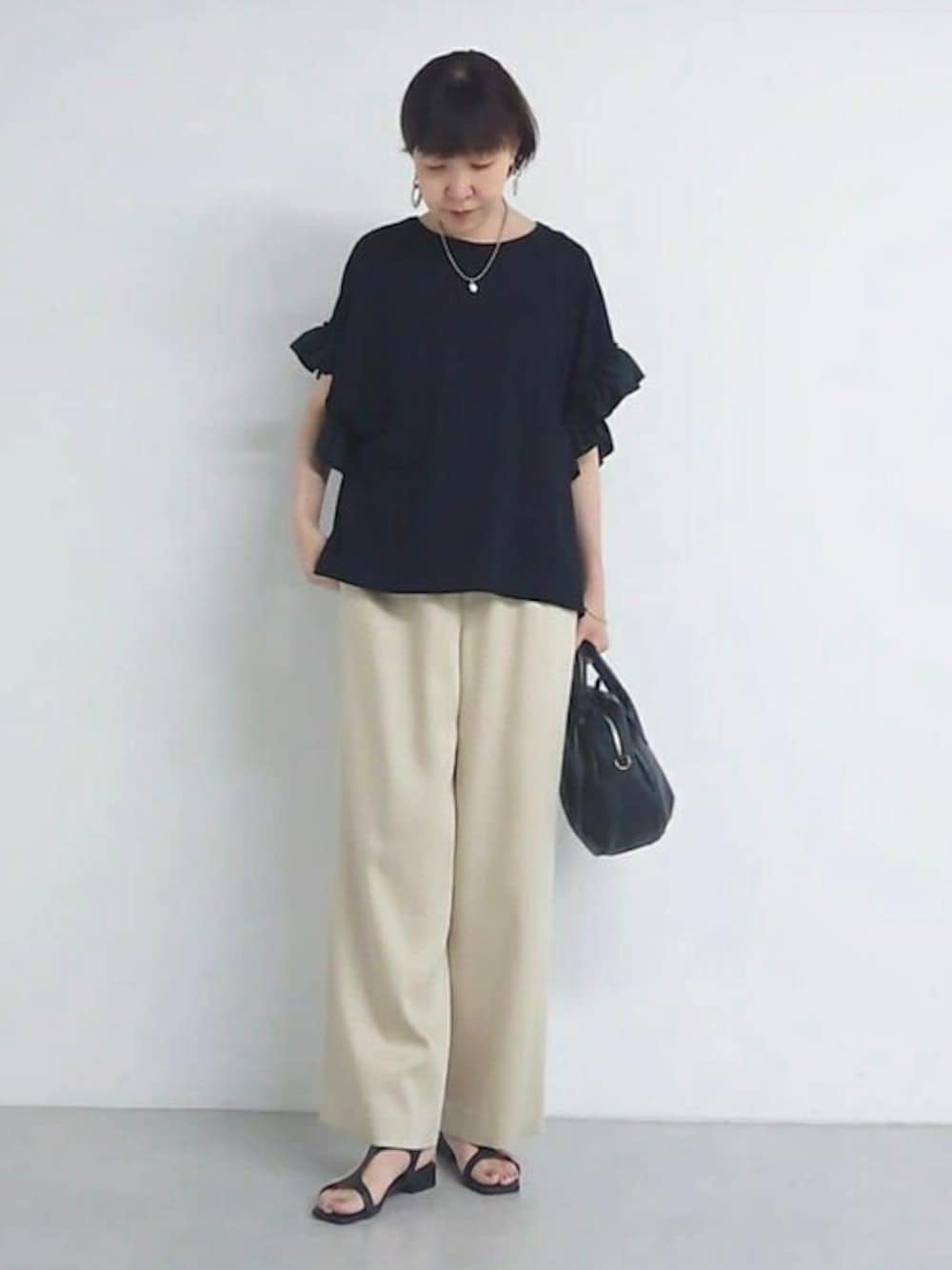 「体型カバー、ビアズリー、BEARDSLEY」｜「BEARDSLEYのデニム風トラックバギー（その他パンツ、ベージュ系）」を使った、BEARDSLEYさん（レディース・164cm）の夏コーディネートの1枚目の写真