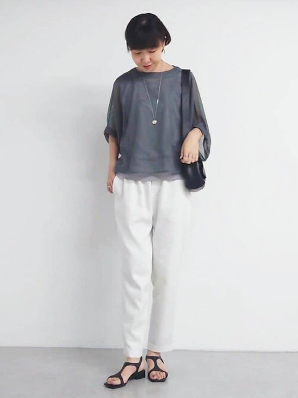 「ゆったり、体型カバー、ビアズリー、BEARDSLEY」｜「BEARDSLEYのカラミプルオーバー（Tシャツ/カットソー、グレー系）」を使った、BEARDSLEYさん（レディース・164cm）の夏コーディネートの1枚目の写真