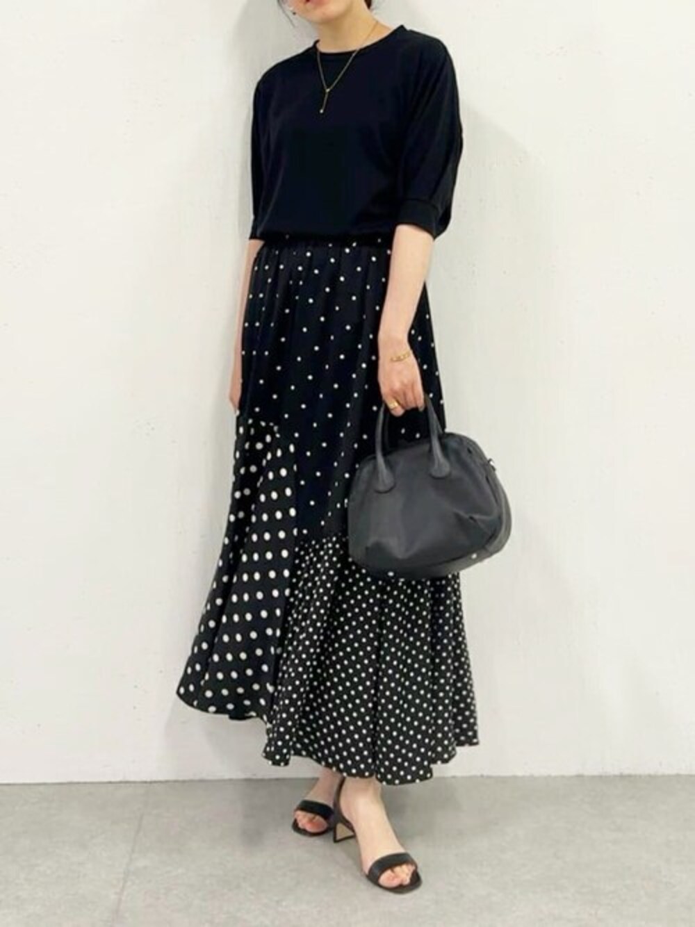 ブラック系のシャツ/ブラウス、ブラック系のスカートを着用したレディースの夏コーディネートの1枚目の写真