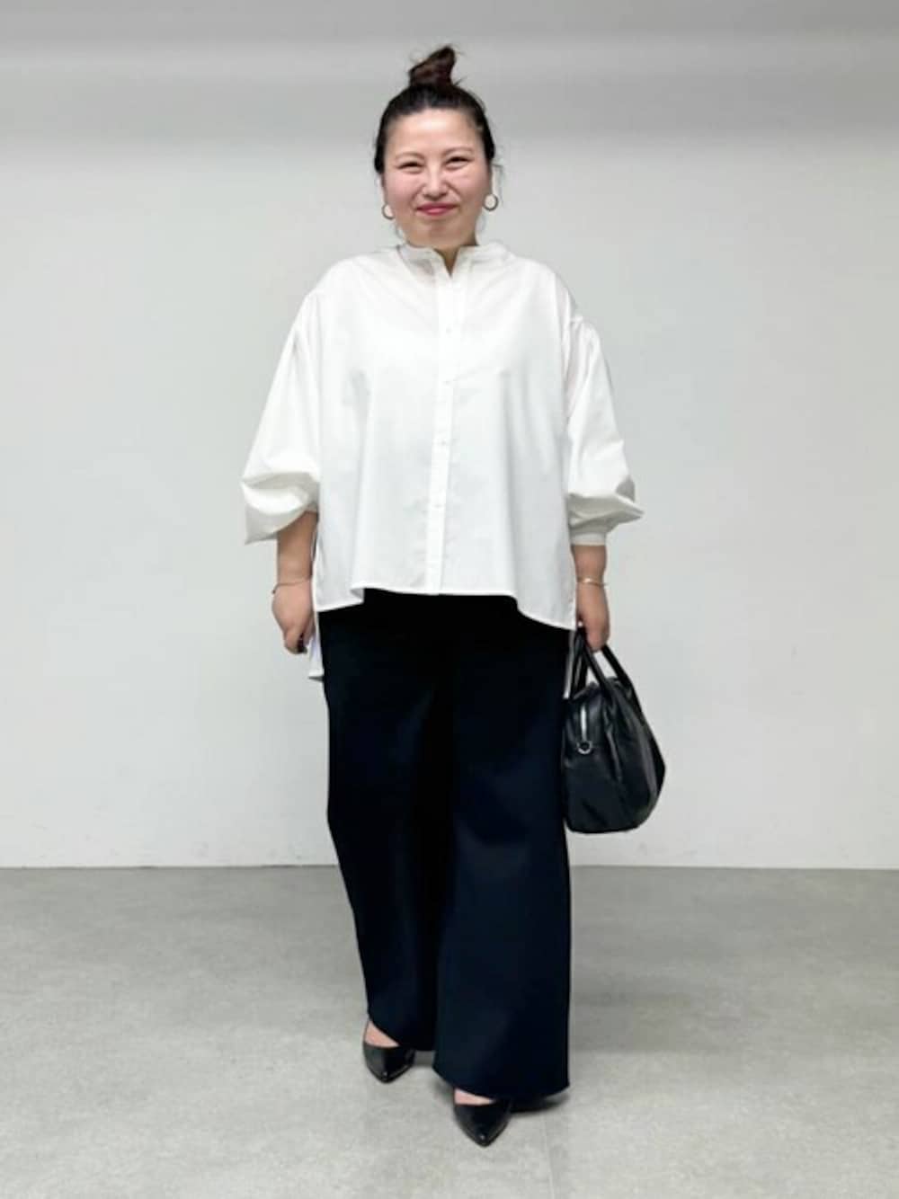 「ゆったり、体型カバー、ビアズリー、BEARDSLEY」｜「BEARDSLEYのソデリブフレアシャツ（シャツ/ブラウス、ホワイト系）」を使った、BEARDSLEYさん（レディース・158cm）の夏コーディネートの1枚目の写真