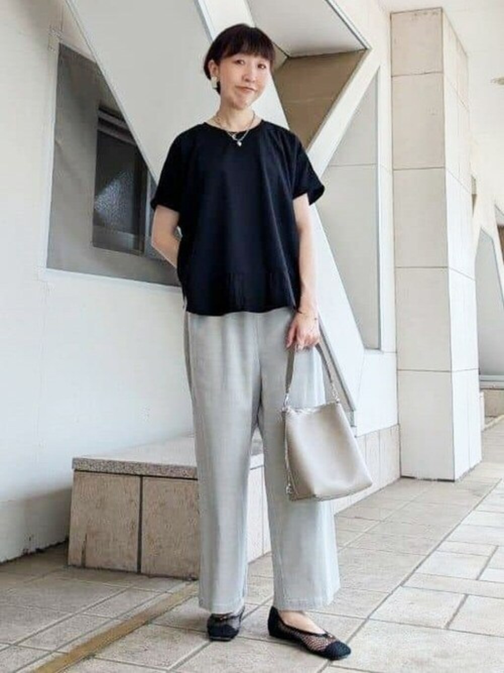 ブラック系のTシャツ/カットソー、グレー系のその他パンツ、ブラック系のブーツを着用したレディースの夏コーディネートの1枚目の写真
