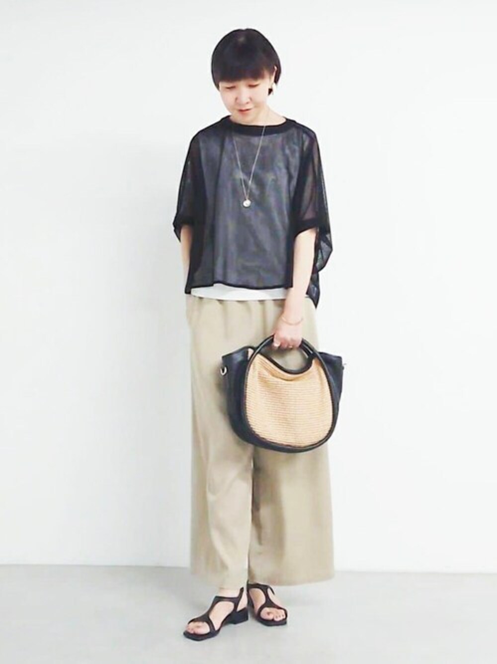 ベージュ系のその他パンツ、ブラック系のTシャツ/カットソー、ブラック系のトートバッグを着用したレディースの夏コーディネートの1枚目の写真
