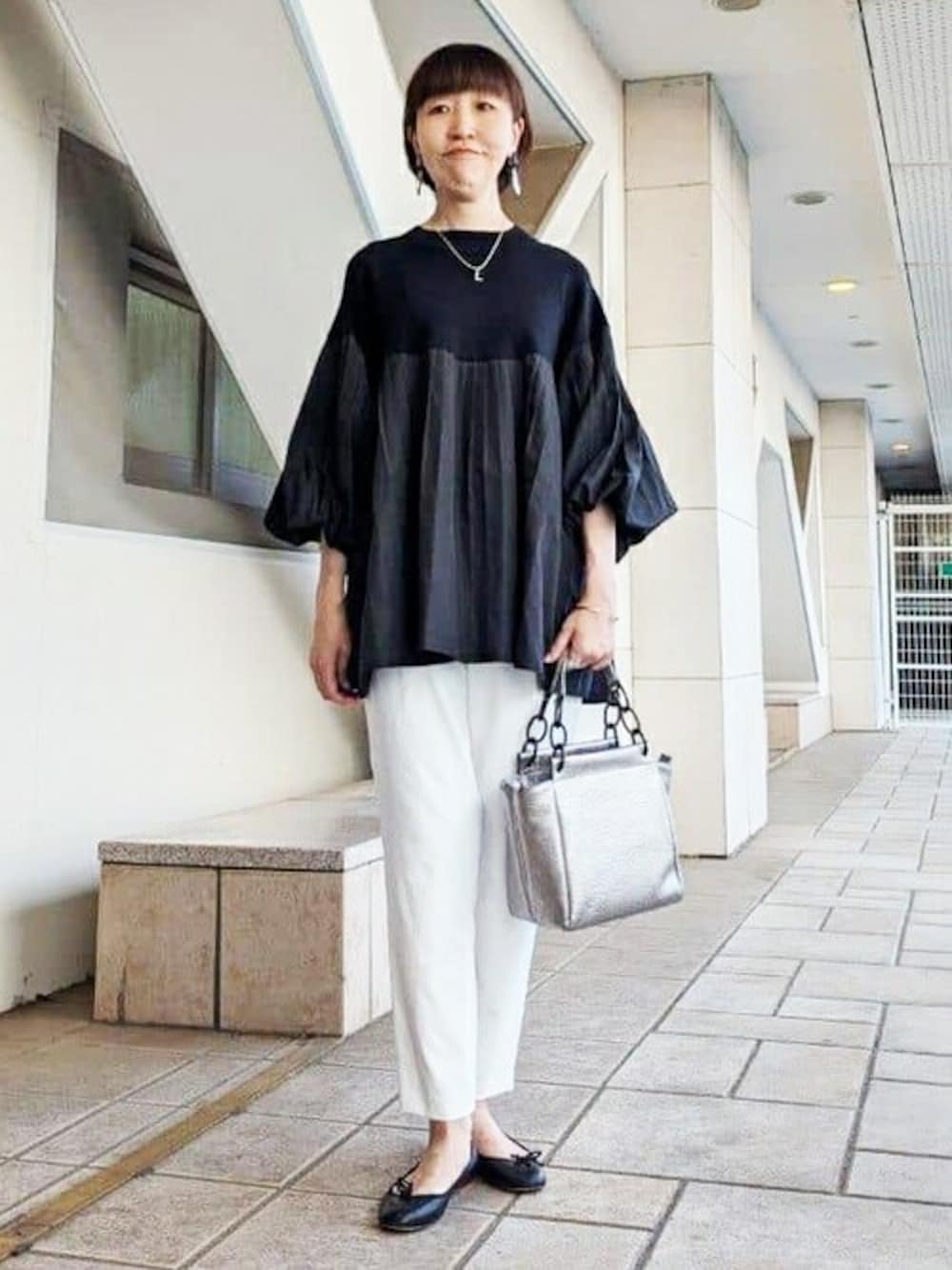 ブラック系のシャツ/ブラウス、ホワイト系のその他パンツ、シルバー系のトートバッグを着用したレディースの夏コーディネートの1枚目の写真