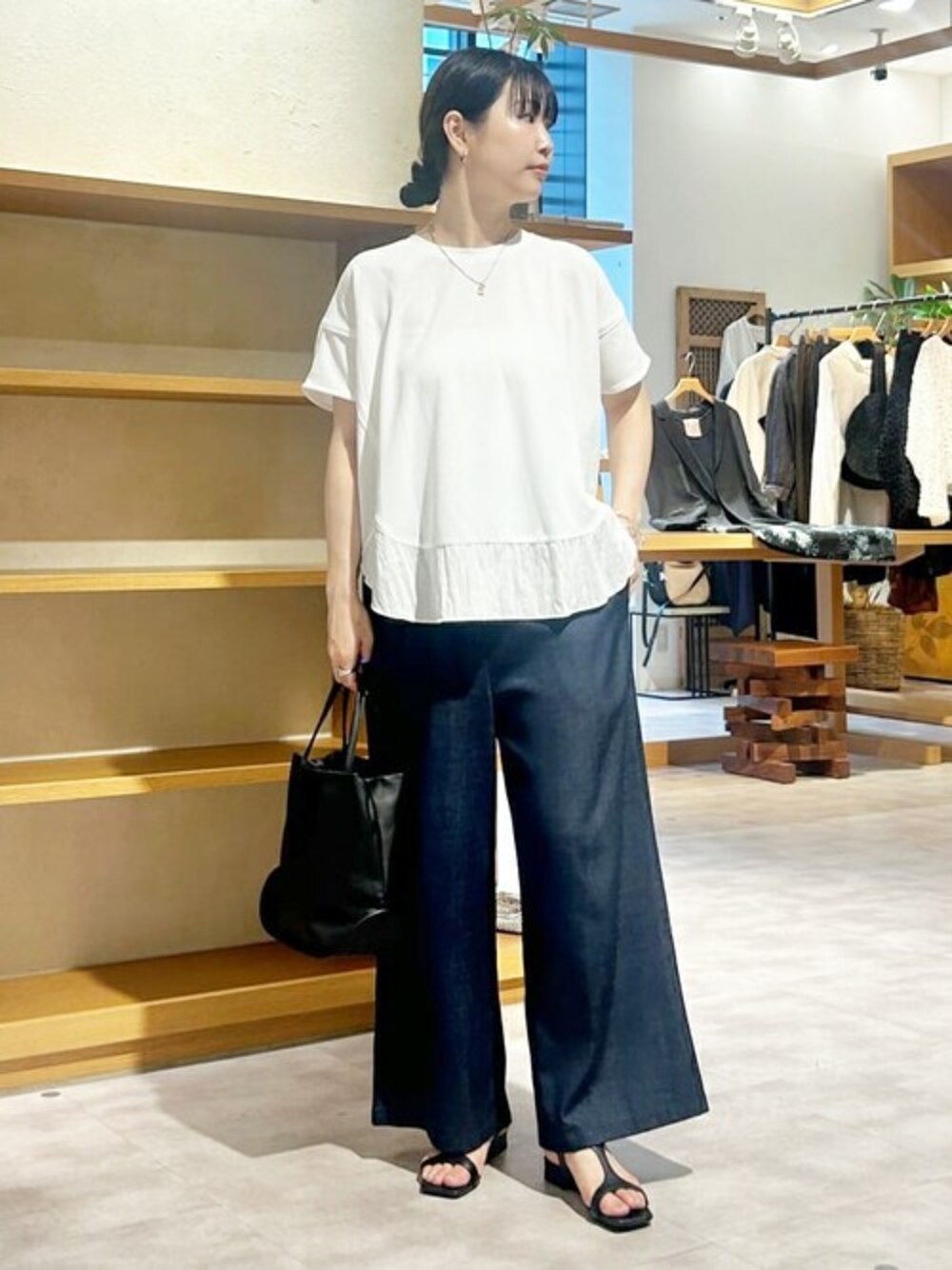 ブルー系のその他パンツ、ホワイト系のTシャツ/カットソー、ブラック系のサンダルを着用したレディースの夏コーディネートの1枚目の写真