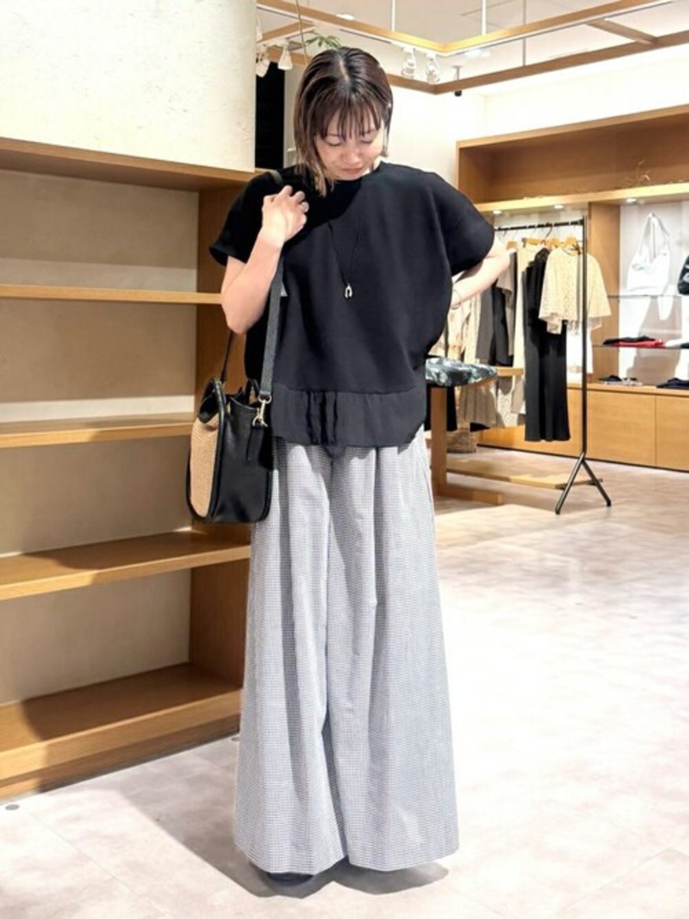 ブラック系のTシャツ/カットソー、ブラック系のその他パンツ、ブラック系のトートバッグを着用したレディースの夏コーディネートの1枚目の写真