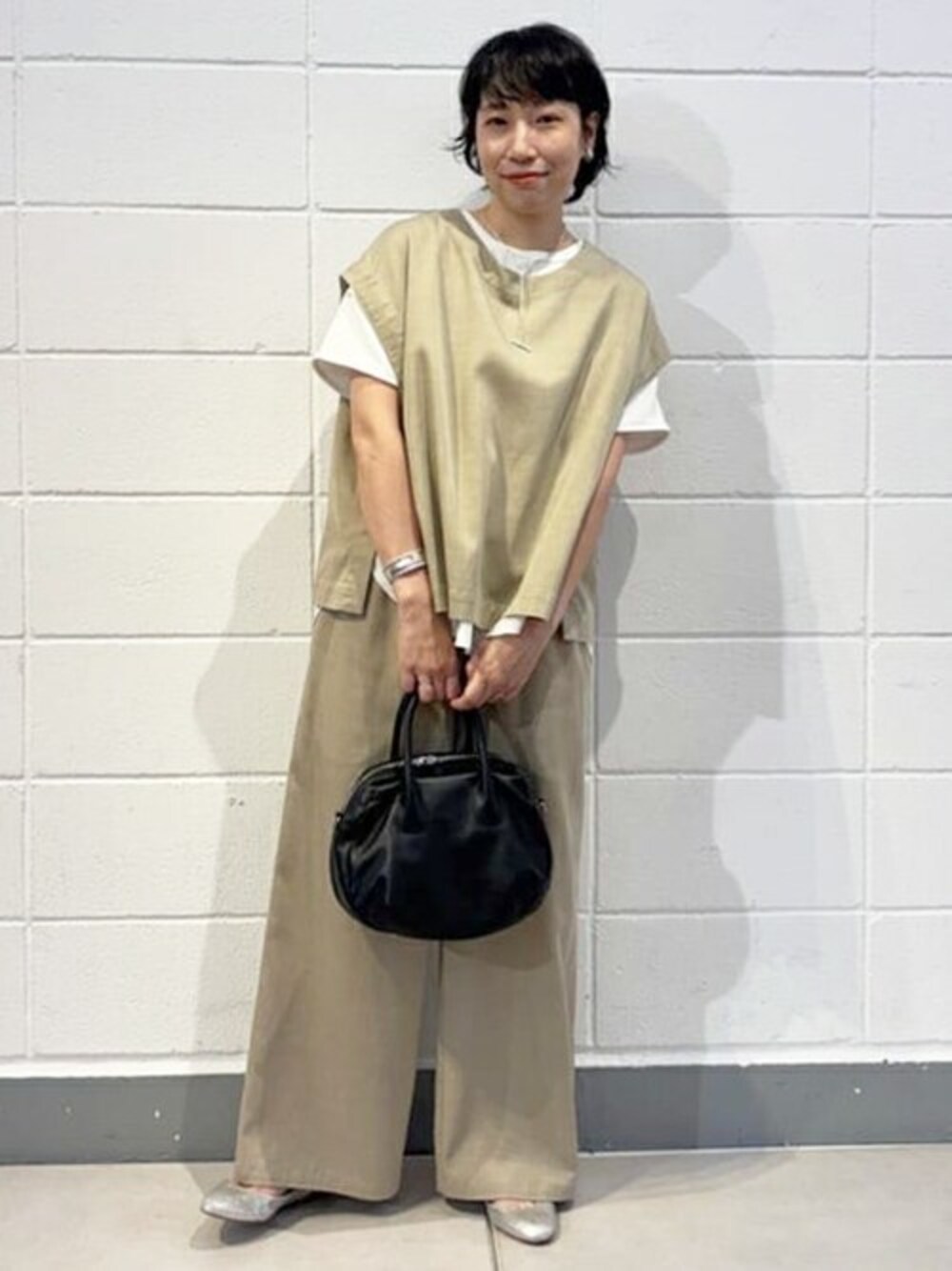 ベージュ系のシャツ/ブラウス、ベージュ系のその他パンツ、ホワイト系のTシャツ/カットソーを着用したレディースの夏コーディネートの1枚目の写真