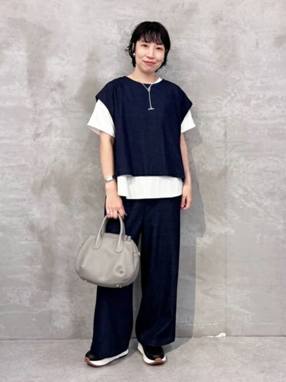 ブルー系のシャツ/ブラウス、ブルー系のその他パンツ、ホワイト系のTシャツ/カットソーを着用したレディースの夏コーディネートの1枚目の写真