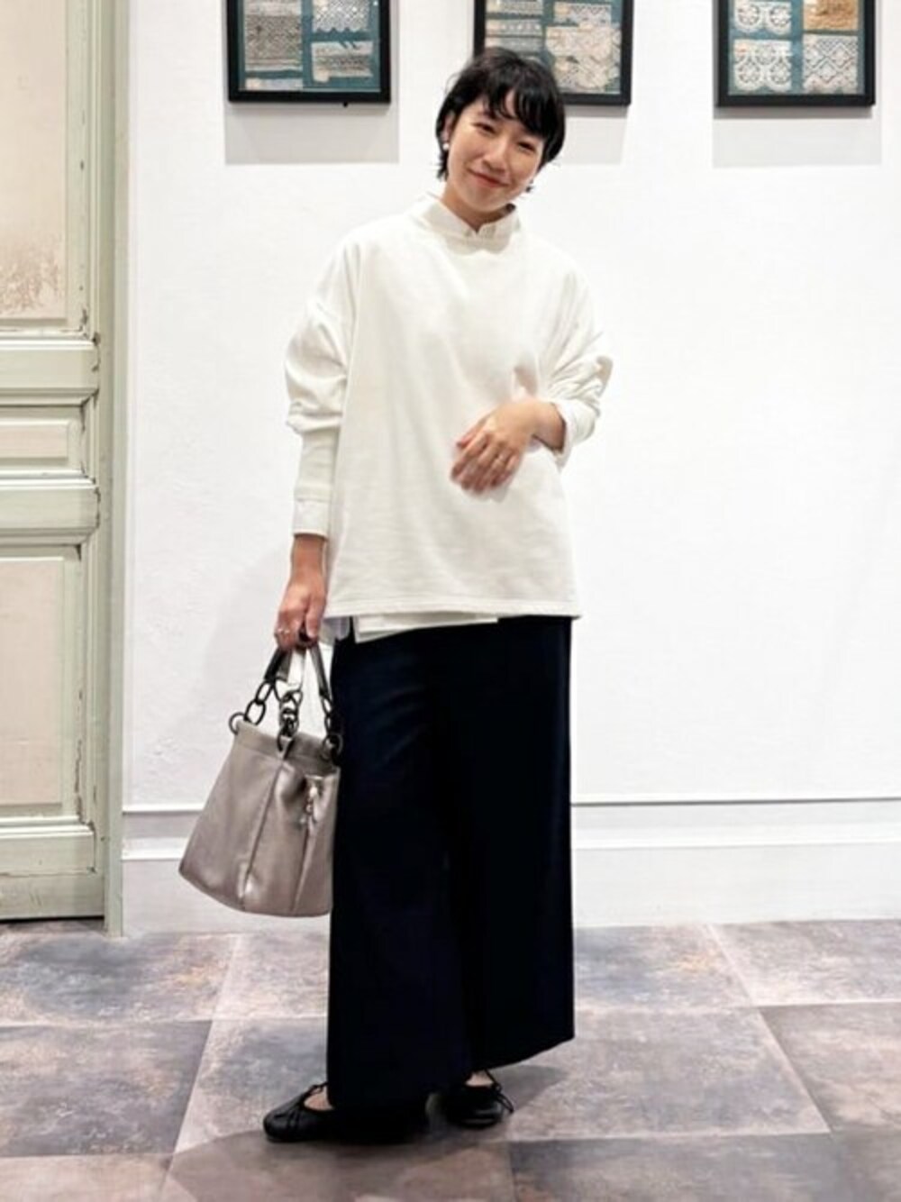 ホワイト系のTシャツ/カットソー、ブルー系のその他パンツ、ホワイト系のシャツ/ブラウスを着用したレディースの夏コーディネートの1枚目の写真