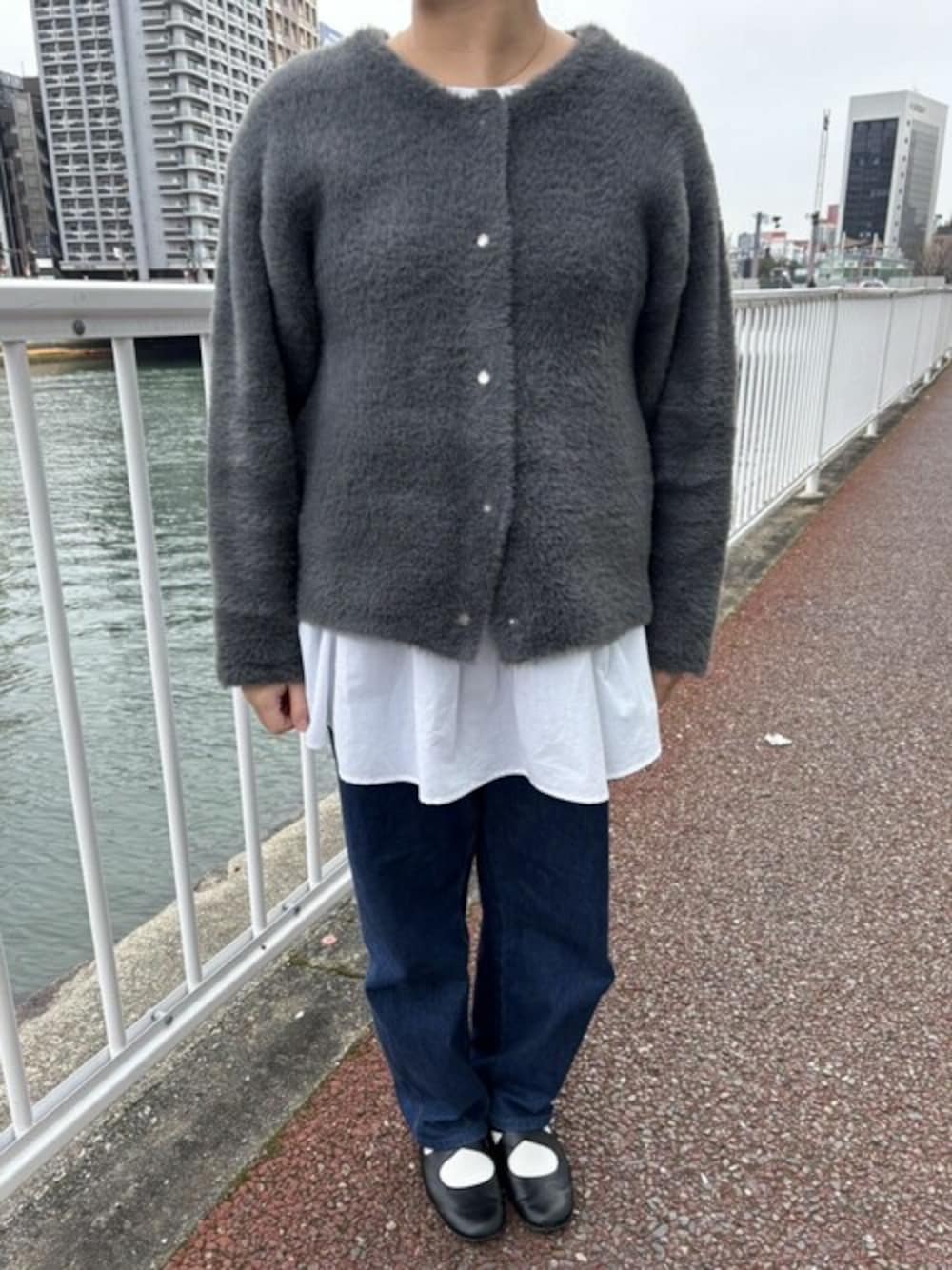 「OMNESのフェザーヤーンダブルフェイスニットカーディガン（カーディガン/ボレロ、グレー系）」を使った、AOKIさん（レディース・155cm）の冬コーディネートの1枚目の写真