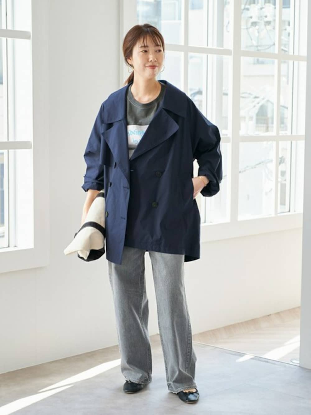 「デニム、トレンチコート、ネイビー、大人カジュアル、お出かけコーデ、春アウター、春コーデ、スピック＆スパン、Spick & Span(Spick & Span)」｜「Spick & SpanのC/Pミドル丈トレンチコート（トレンチコート、ブルー系）」を使った、さく*さん（レディース・161cm）の冬コーディネートの1枚目の写真