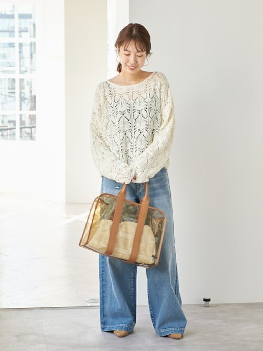 「デニム、デニムパンツ、春コーデ、バギーパンツ、春夏コーデ、スピック＆スパン、透かし編みニット、Spick & Span(Spick & Span)」｜「Spick & Spanの《追加》ギマコットン透かし編みボートネックニット（ニット/セーター、ホワイト系）」を使った、さく*さん（レディース・161cm）の冬コーディネートの1枚目の写真