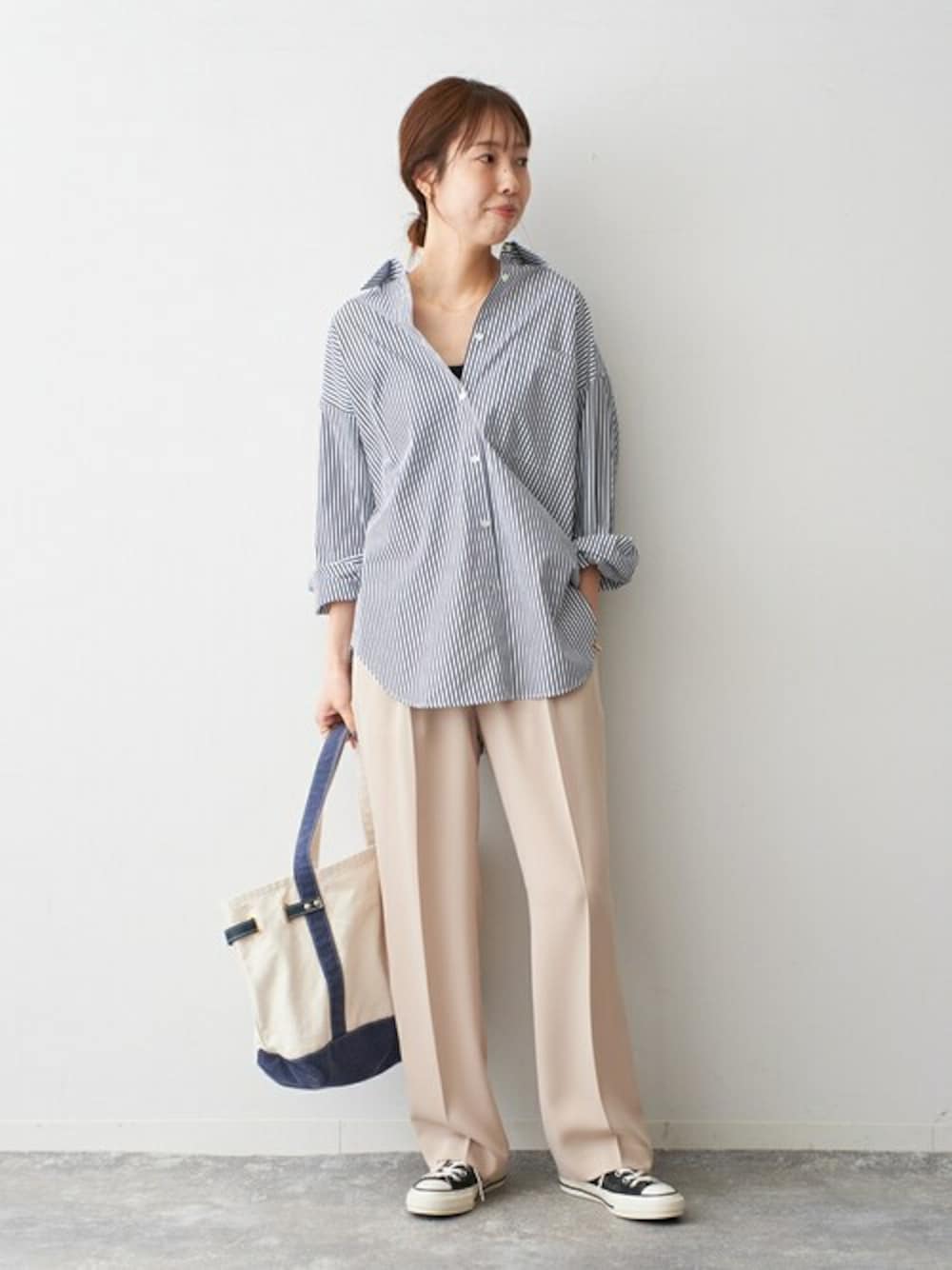 「シャツ、スラックス、ストライプシャツ、春コーデ、シャツスタイル、スピック＆スパン、Spick & Span(Spick & Span)」｜「Spick & Spanのストレッチタックストレートパンツ（スラックス、ベージュ系）」を使った、さく*さん（レディース・161cm）の冬コーディネートの1枚目の写真