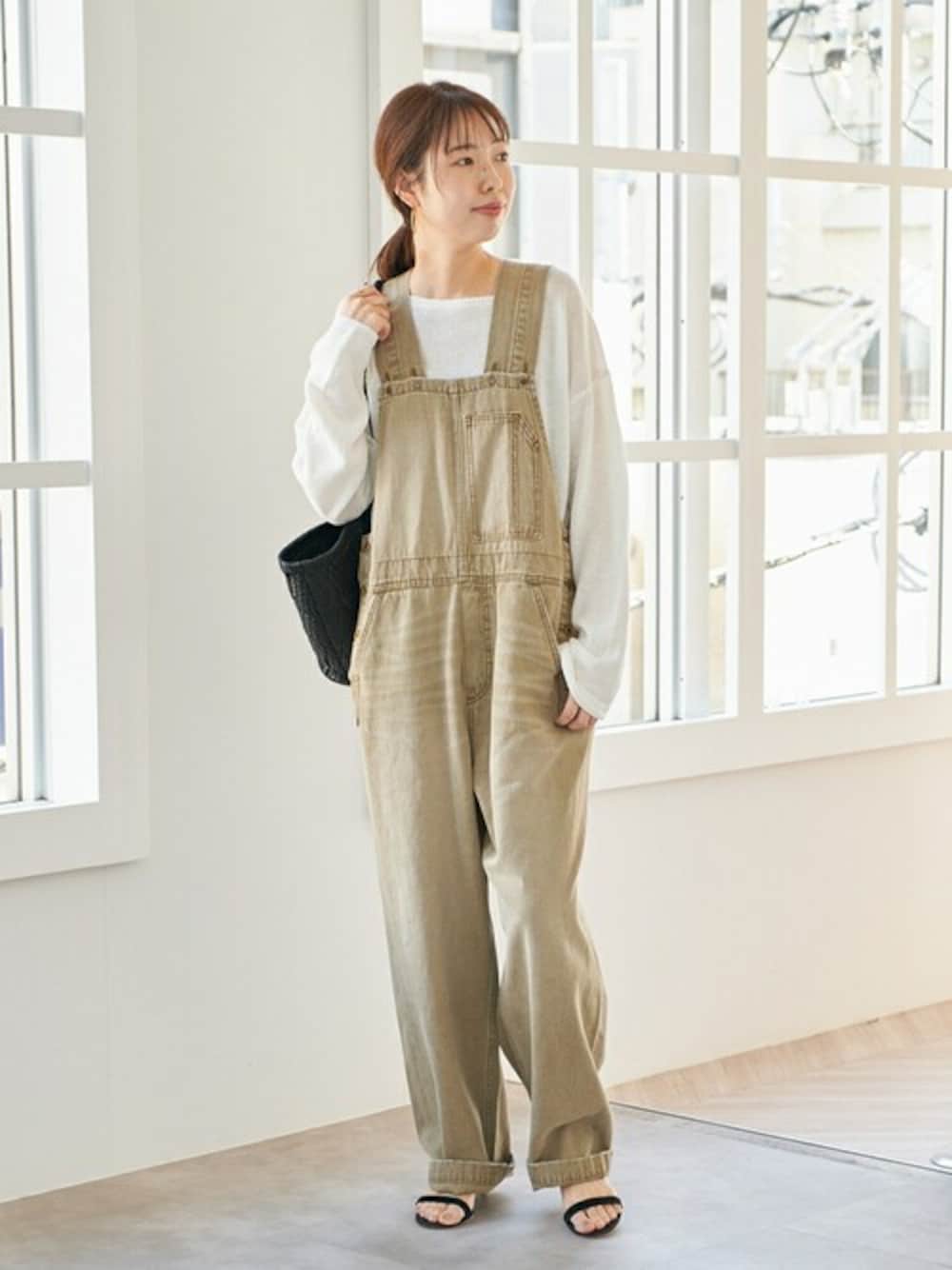 「サロペット、オーバーオール、ワークスタイル、春コーデ、スピック＆スパン、甘辛mix、Spick & Span(Spick & Span)」｜「Spick & Spanの5 1/2 DUCK OVERALLS（サロペット/オーバーオール、ベージュ系）」を使った、さく*さん（レディース・161cm）の冬コーディネートの1枚目の写真