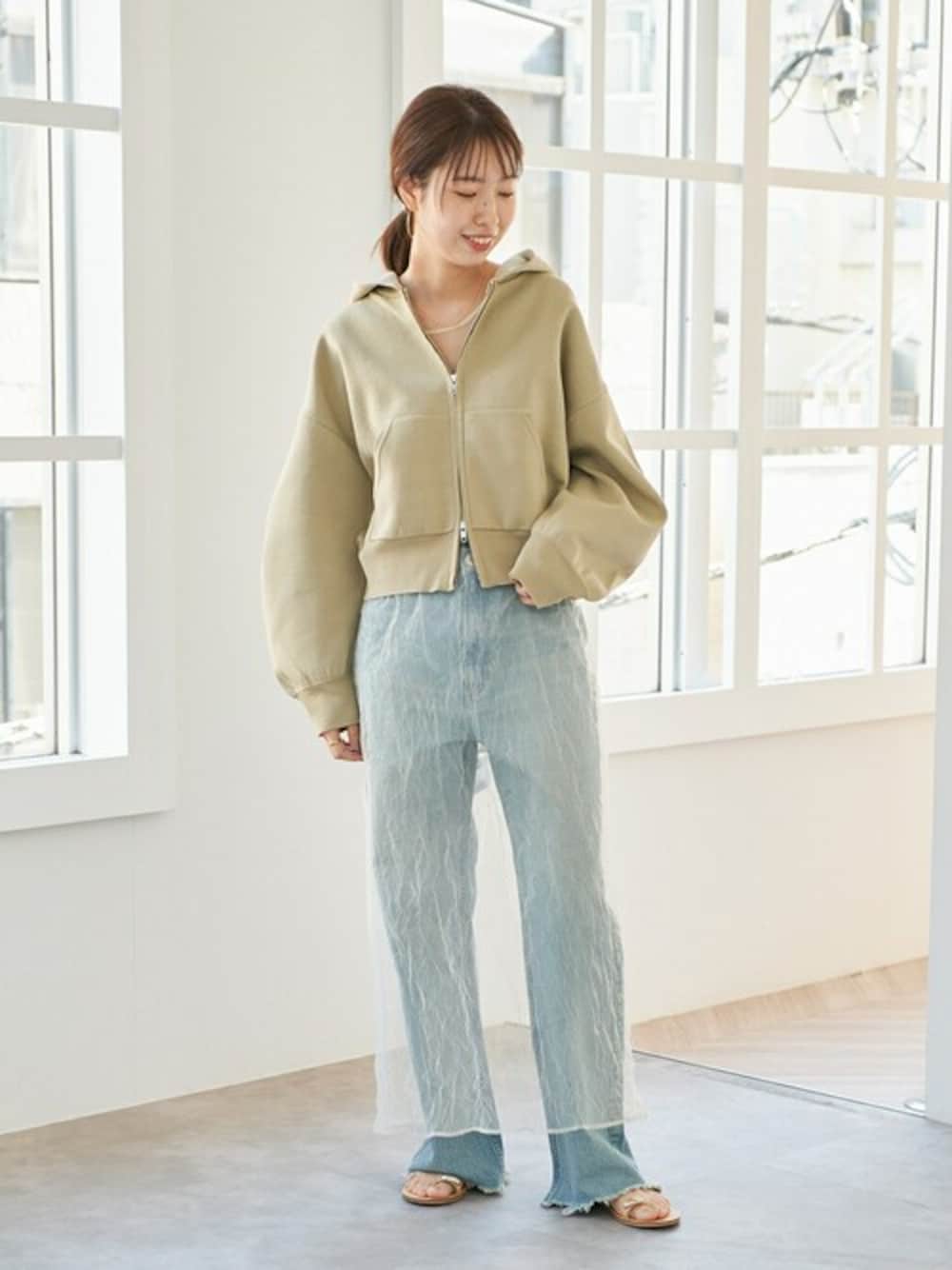 「デニム、レイヤード、パーカー、春コーデ、スピック＆スパン、パーカーコーデ、Spick & Span(Spick & Span)、チュールワンピ」｜「Spick & Spanのミラノリブニットパーカー（パーカー、ベージュ系）」を使った、さく*さん（レディース・161cm）の冬コーディネートの1枚目の写真
