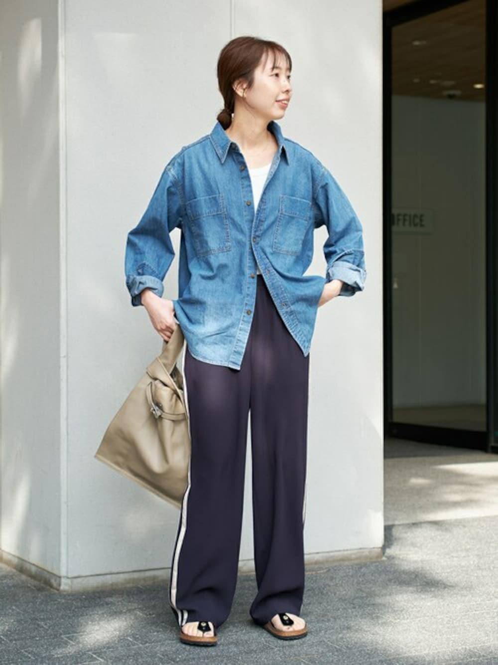 「デニム、デニムシャツ、サテンパンツ、トラックパンツ、春コーデ、スピック＆スパン、サテン、Spick & Span(Spick & Span)」｜「Spick & Spanの《WEB限定追加》ライトオンスデニムシャツ（シャツ/ブラウス、ブルー系）」を使った、さく*さん（レディース・161cm）の冬コーディネートの1枚目の写真