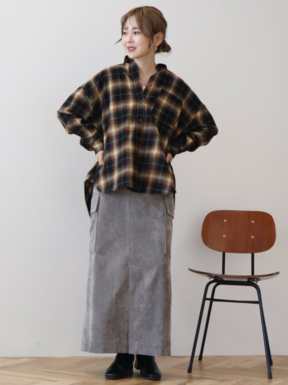 イエロー系のシャツ/ブラウス、ブラウン系のスカートを着用したレディースの秋コーディネートの1枚目の写真