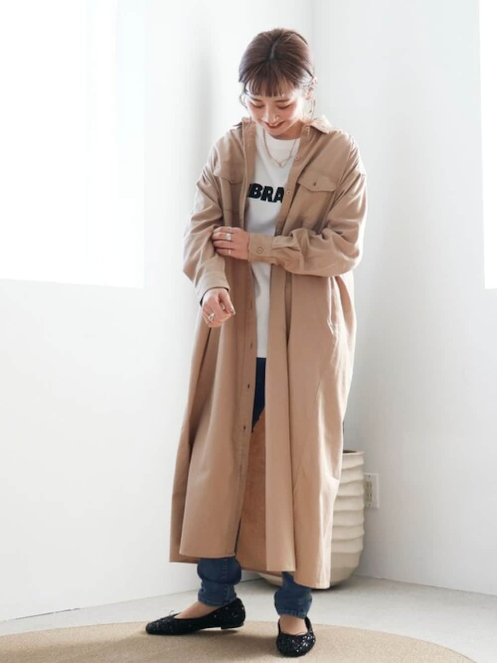 「ワンピース、お出かけコーデ、春コーデ、ママコーデ、ワンピースコーデ、AMERICAN HOLIC、アメリカンホリック」｜「AMERICAN HOLICのWポケットシャツワンピース（ワンピース、ベージュ系）」を使った、kana¨̮*さん（レディース・160cm）の冬コーディネートの1枚目の写真