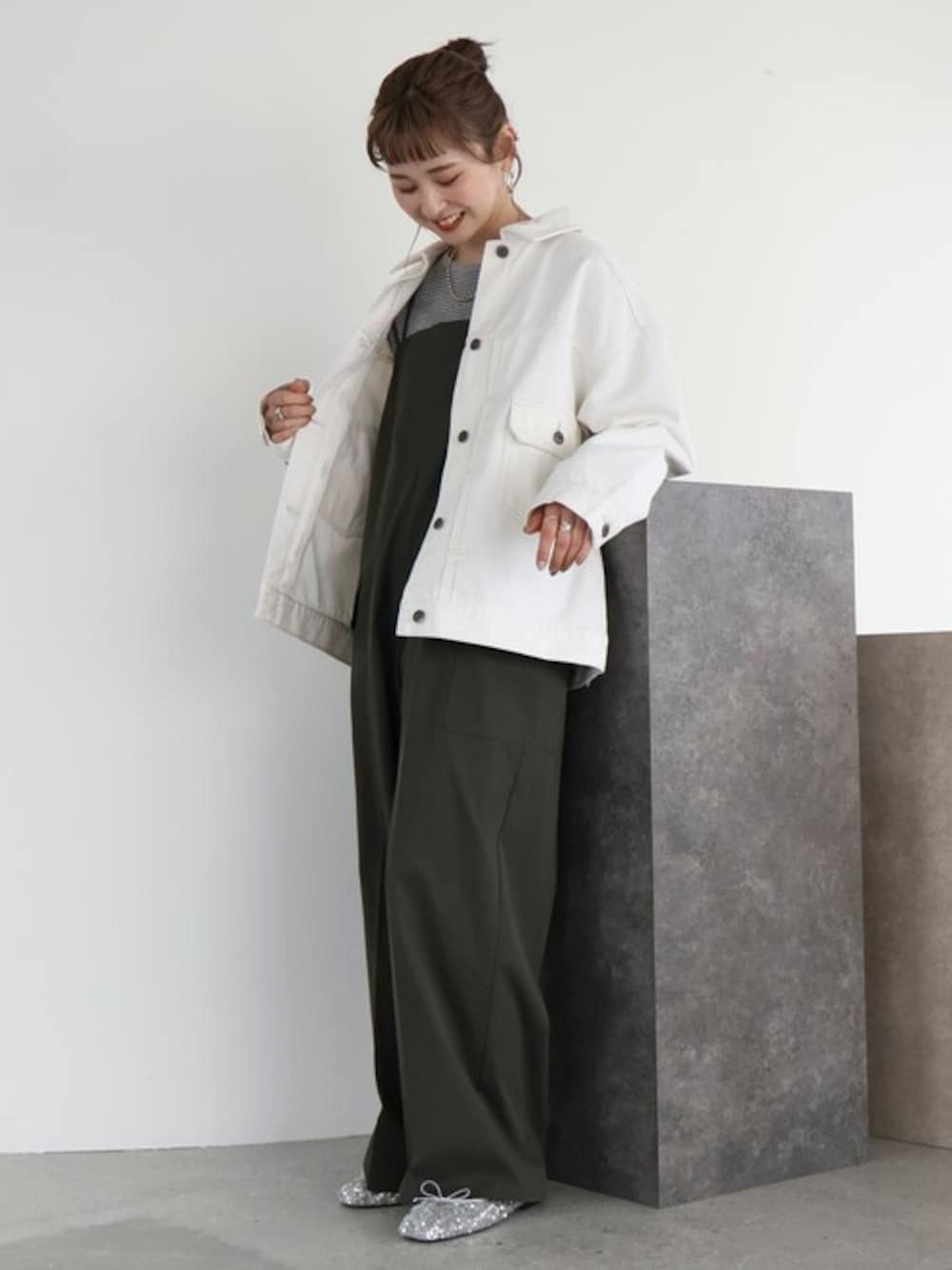 「デニムジャケット、サロペット、春コーデ、デニムコーデ、AMERICAN HOLIC」｜「AMERICAN HOLICのオーバーサイズデニムジャケット（デニムジャケット、ホワイト系）」を使った、kana¨̮*さん（レディース・160cm）の春コーディネートの1枚目の写真