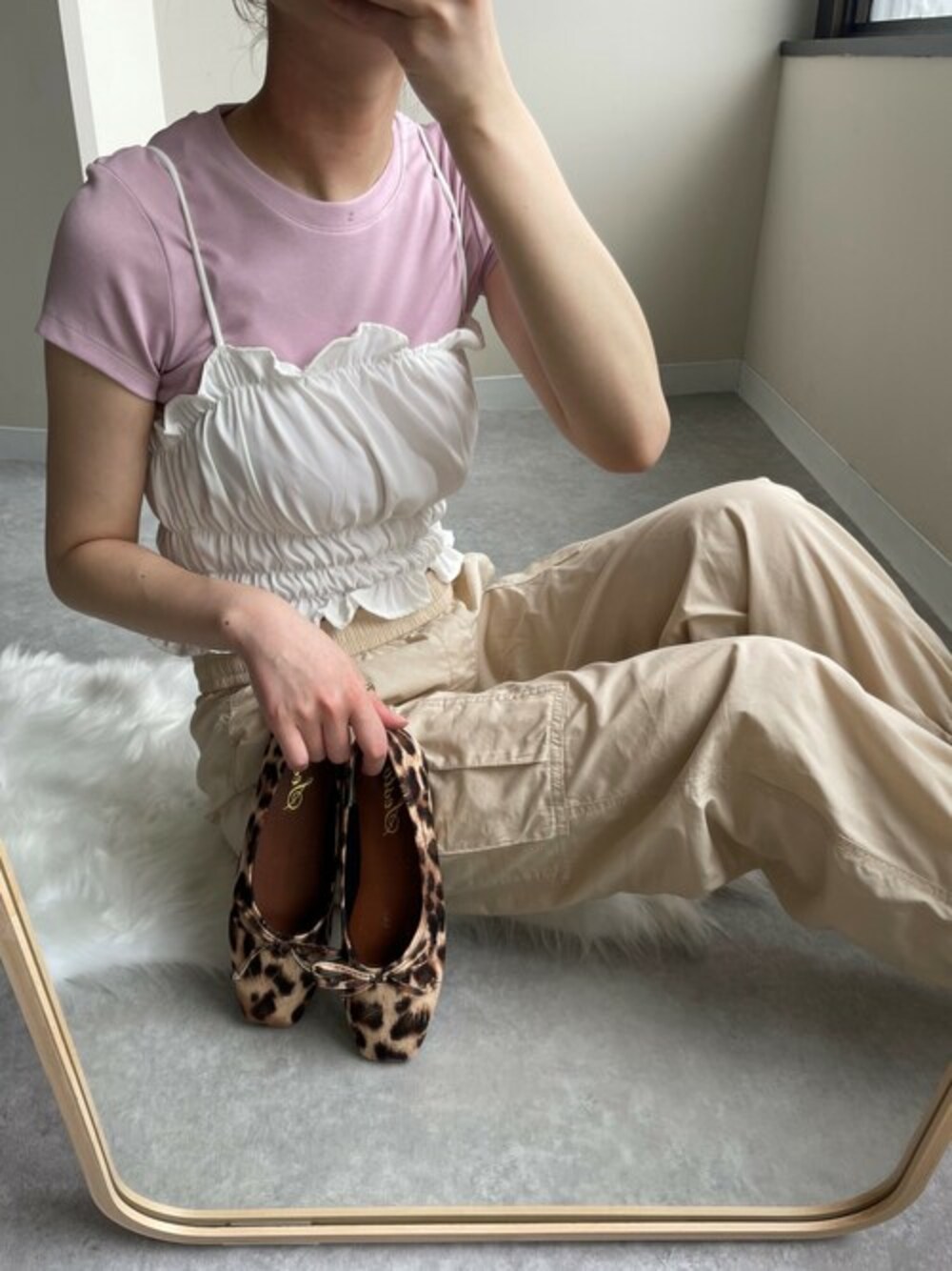「パンプス、レオパード、ユニクロ、カーゴパンツ、バレエシューズ、ユニクロコーデ、高身長女子、SESTO、プチプラシューズ、SHIEN、初夏コーデ、春夏コーデ、パンツコーデ、今日のコスメと服、夏服」｜「SESTOのやわらかスムース素材のスクエアトゥ甲深バレエシューズ　/ｒ2（パンプス、ブラウン系）」を使った、靴屋の人さん（レディース・165cm）の春コーディネートの1枚目の写真