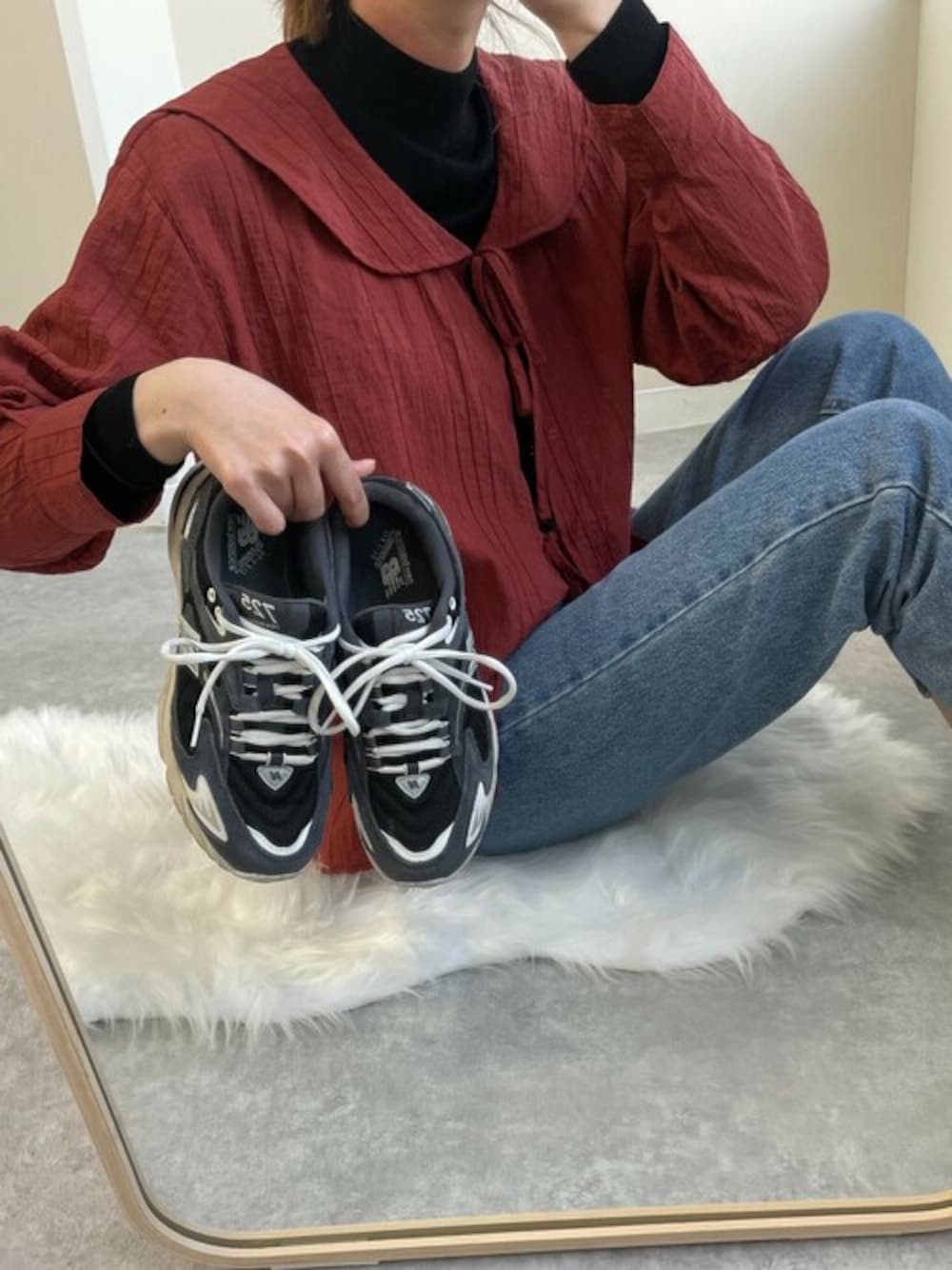 「スニーカー、デニム、ブラウス、New Balance、ニューバランス、スニーカーコーデ、デニムコーデ、ブラウス×デニム、ニューバランス725、New Balance725、お出かけコーデ日記、大人カジュアル、パンツコーデ、セーラーカラー、骨格ウェーブ」｜「NEW BALANCEの725（スニーカー、ブラック系）」を使った、靴屋の人さん（レディース・165cm）の春コーディネートの1枚目の写真