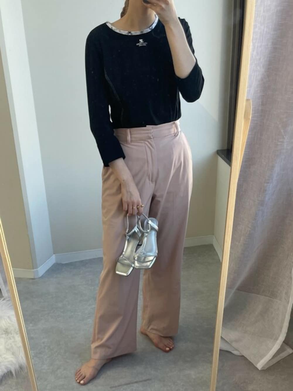 「カラーパンツ、スラックス、大人カジュアル、プチプラ、サンダル、courreges、Tストラップサンダル、クレージュ、高身長女子、SESTO」｜「SESTOのTストラップサークルヒールサンダル　/ｒ3（サンダル、シルバー系）」を使った、靴屋の人さん（レディース・165cm）の夏コーディネートの1枚目の写真