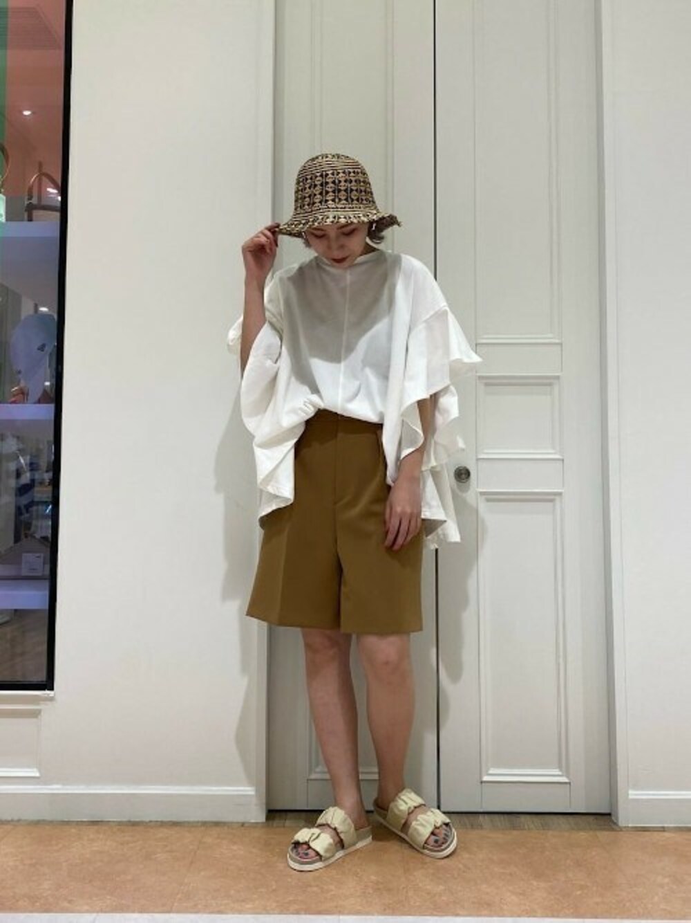 「カジュアル、シンプル、ショートパンツ、ハット、大人カジュアル、シンプルコーデ、カジュアルコーデ、ROSE BUD、大人かわいい、mici」｜「ROSE BUDの(mici)【先行予約 5月中旬-5月下旬入荷予定】ラッフルスリーブTEE（Tシャツ/カットソー、ホワイト系）」を使った、ROSE BUD STAFFさん（レディース・162cm）の夏コーディネートの1枚目の写真